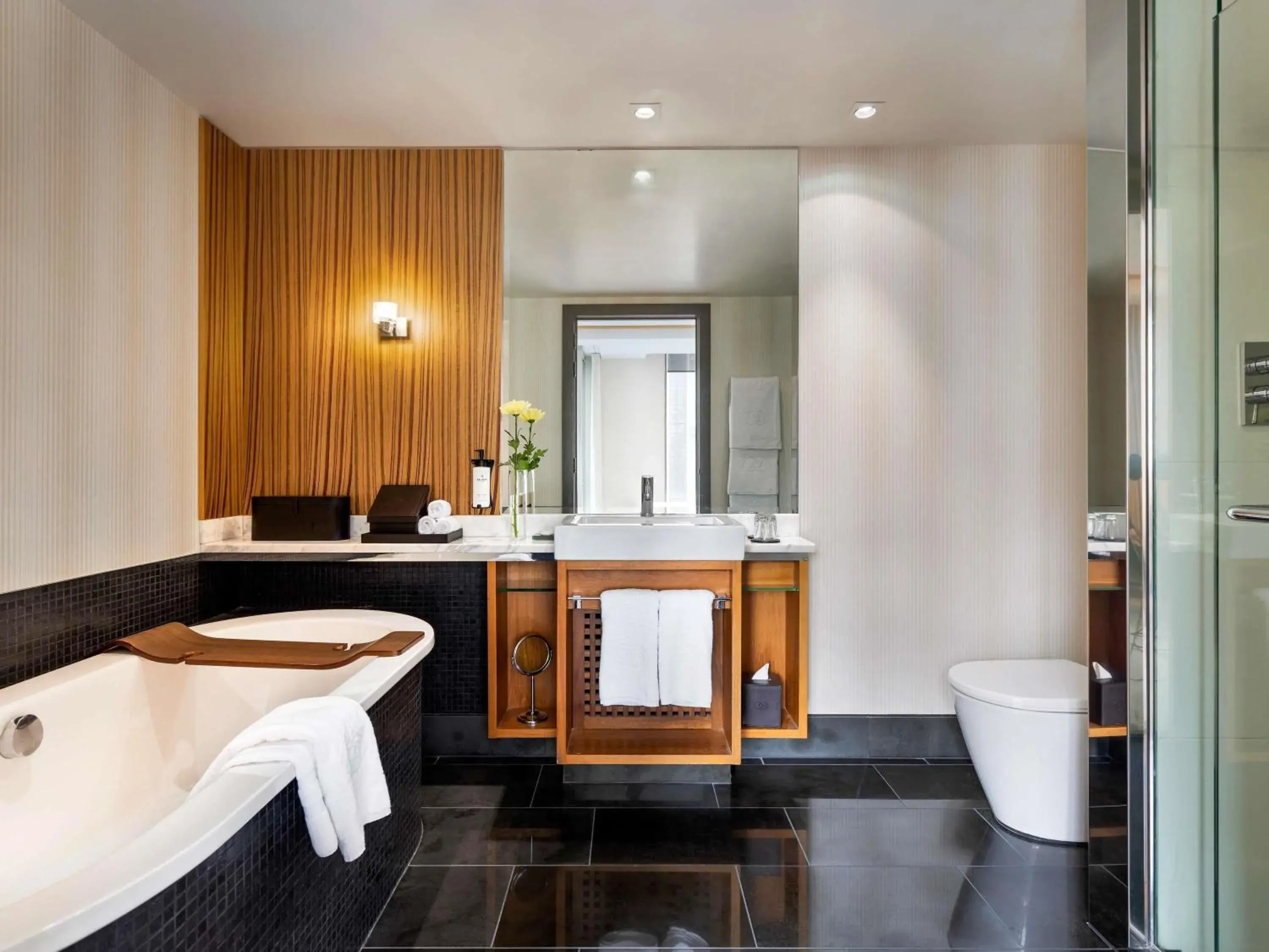 Luxury Room with Balcony in Sofitel Auckland Viaduct Harbour Luxury Room with Balcony in Sofitel Auckland Viaduct Harbour