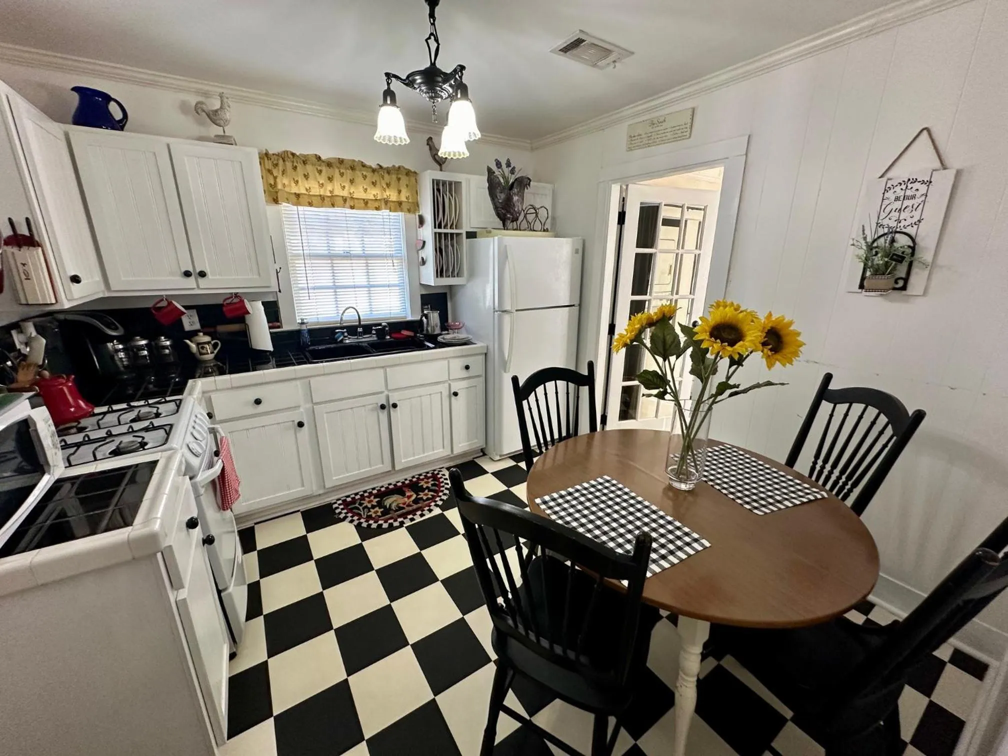 Kitchen or kitchenette in The Wynne House Inn