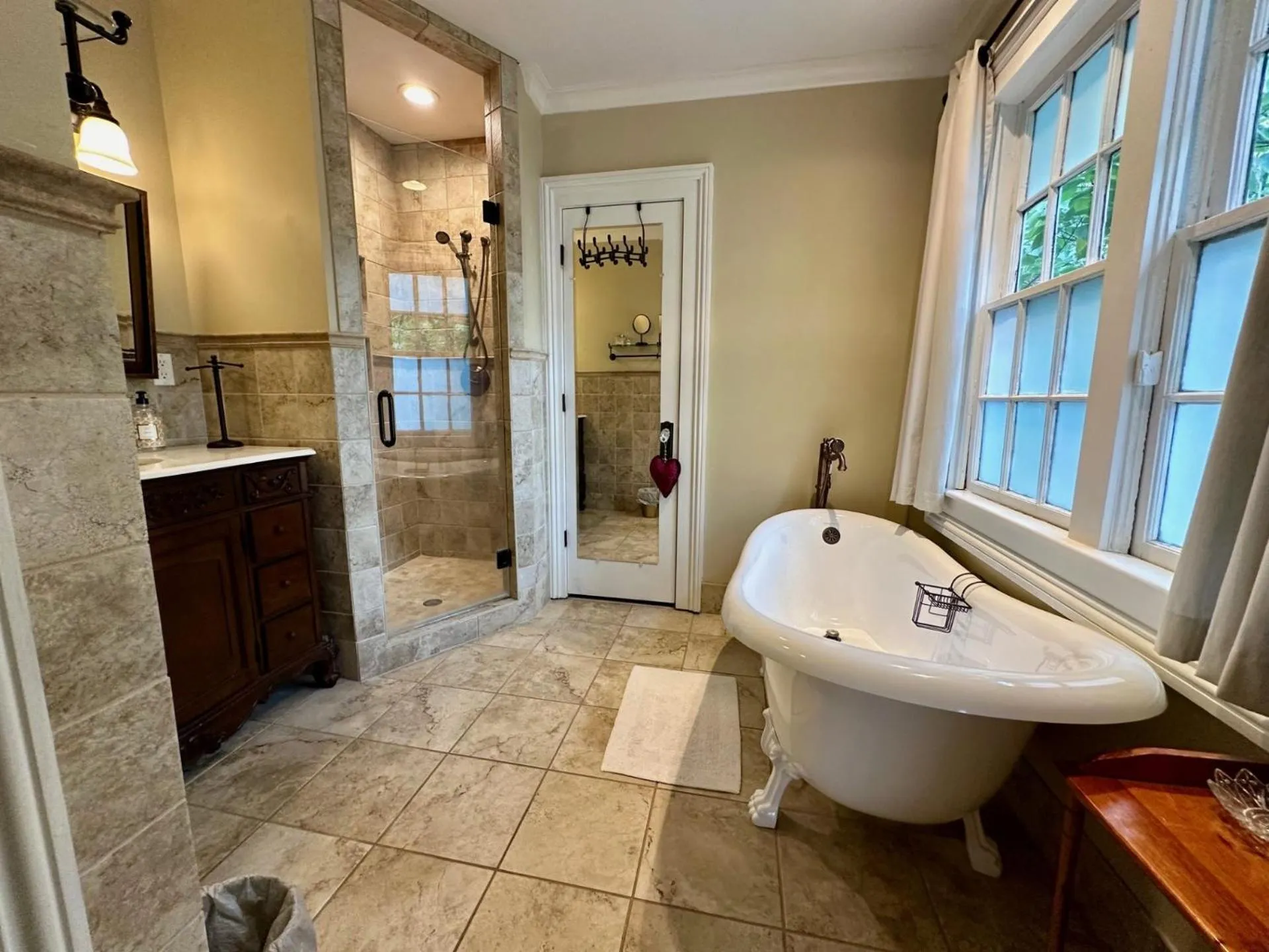 Shower in The Wynne House Inn