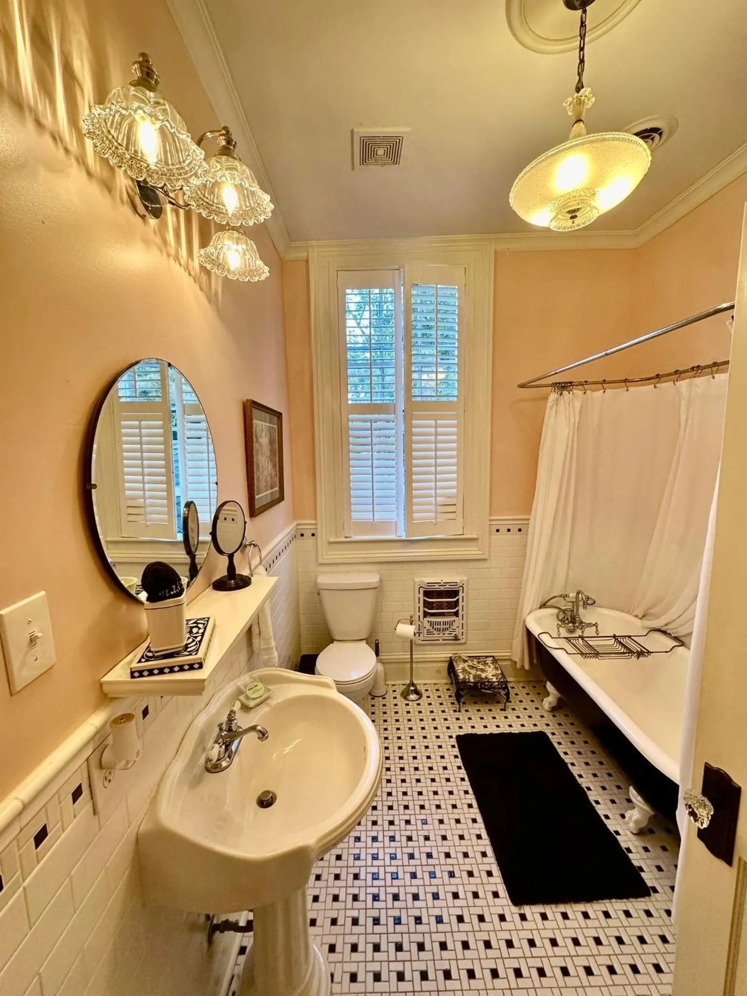 Shower in The Wynne House Inn