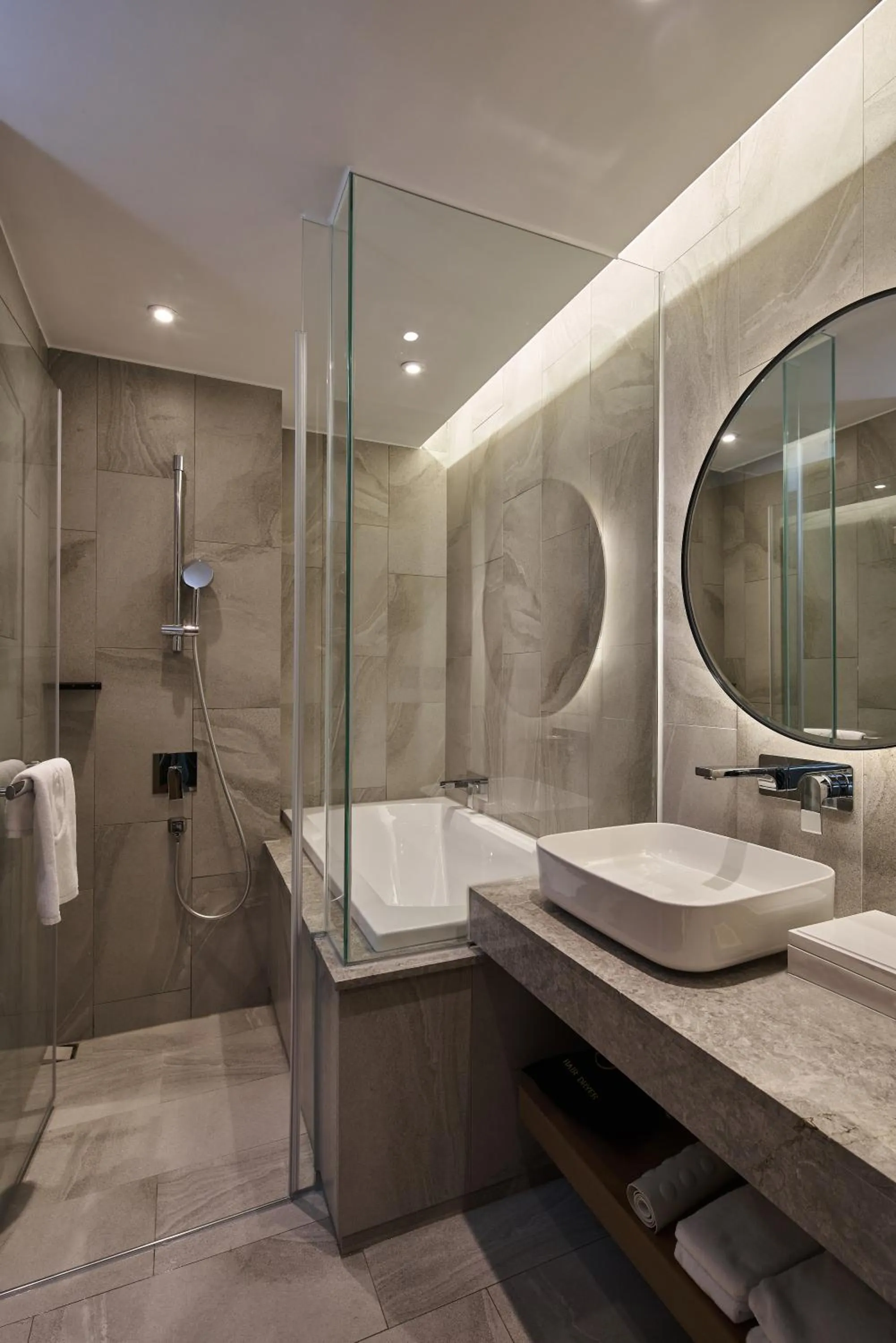 Shower in Harbour 10 Hotel