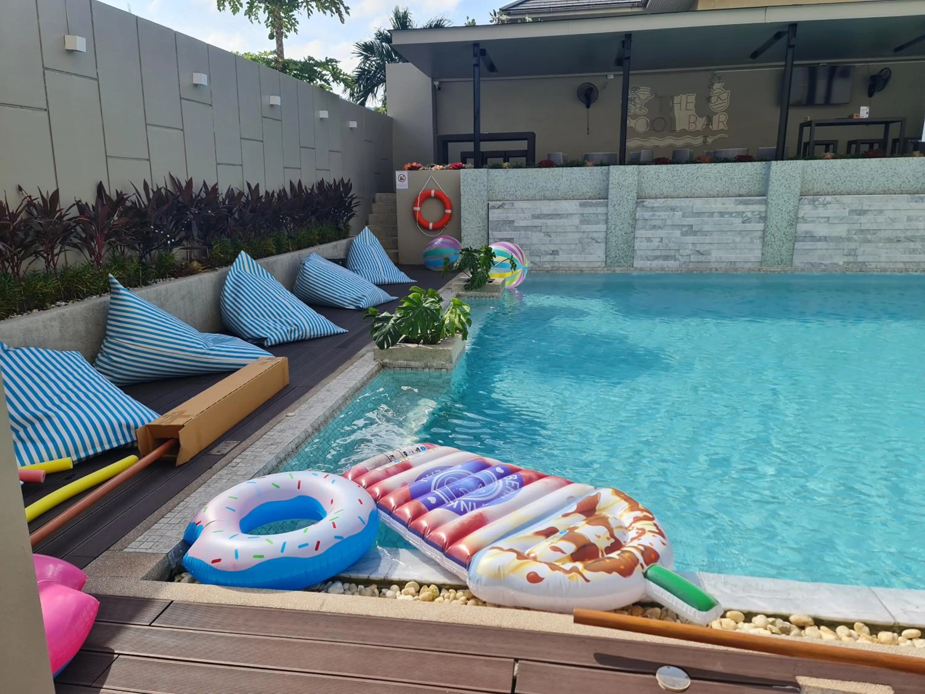 Restaurant/places to eat, Swimming Pool in Patong Bay Residence
