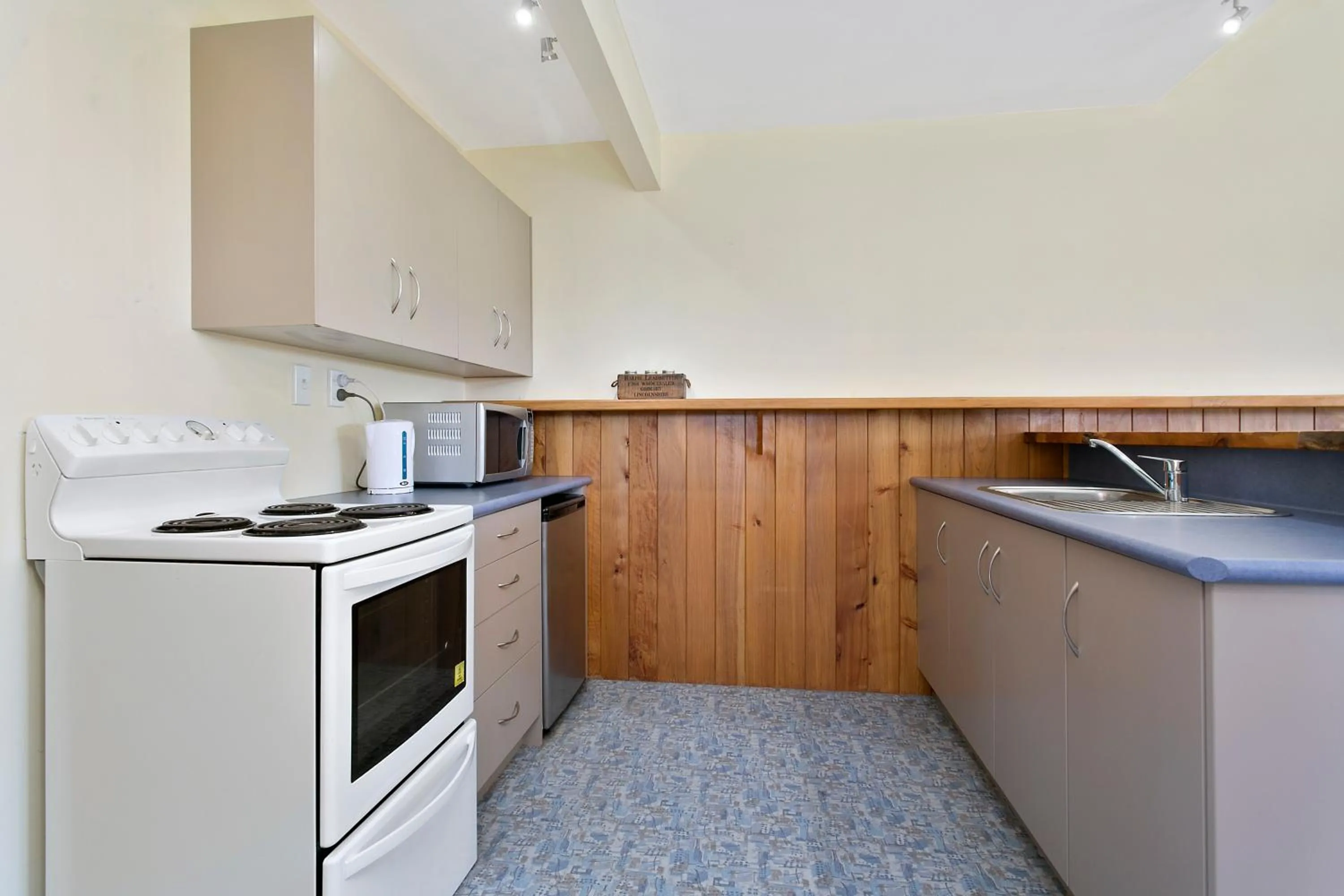 Kitchen or kitchenette in Mystery Creek Motel