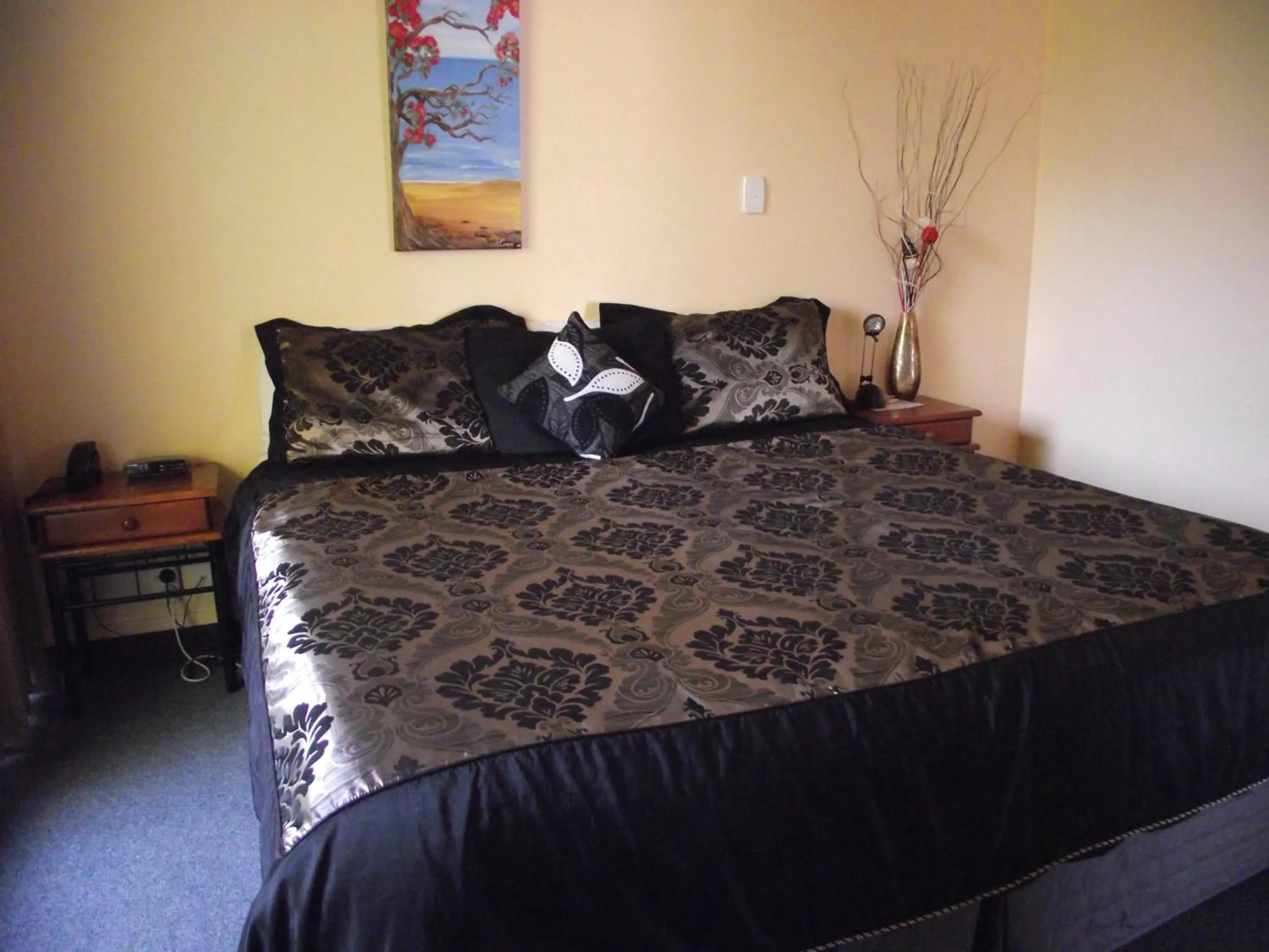 Bed in Caves Motor Inn