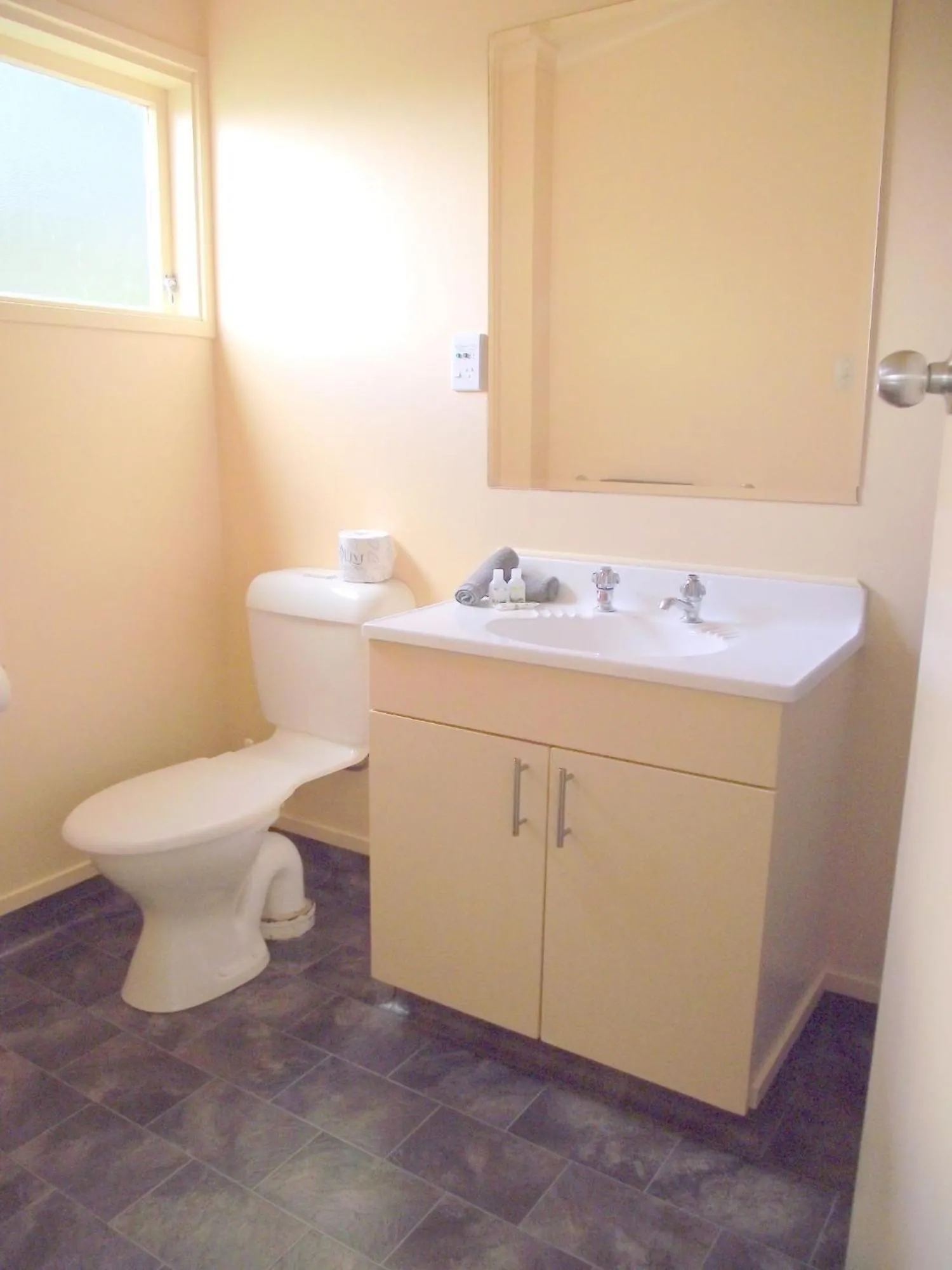 Bathroom in Caves Motor Inn