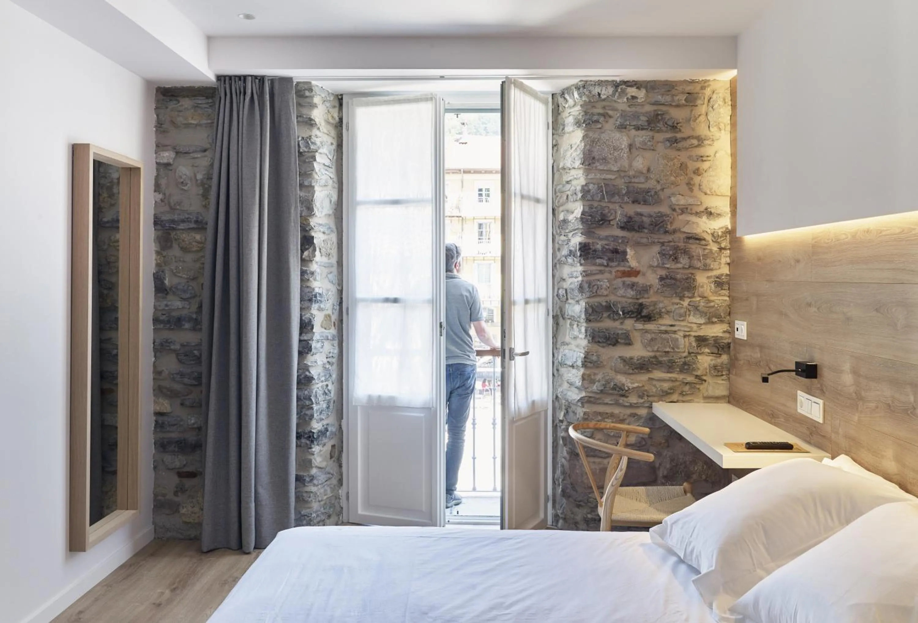 Balcony/Terrace, Bed in Hotel Bide Bide Tolosa