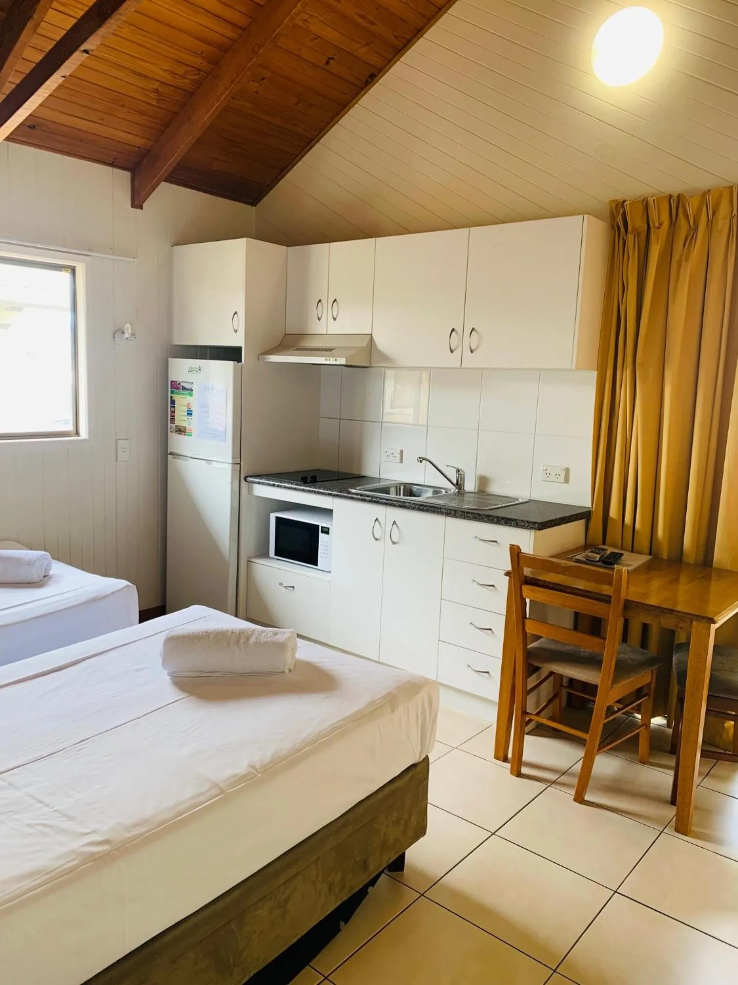Kitchen or kitchenette, Bed in Airlie Beach Apartments
