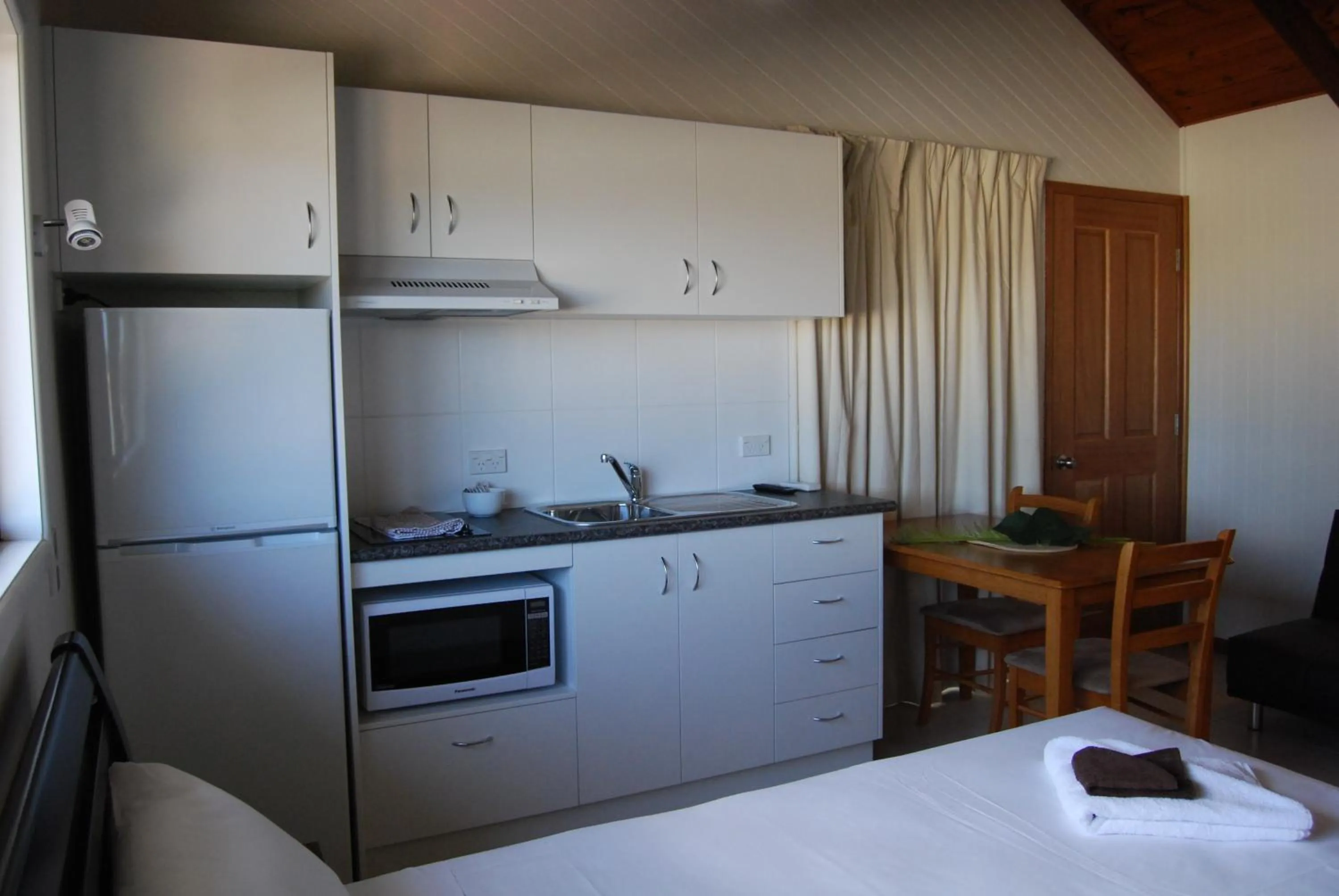 Kitchen or kitchenette in Airlie Beach Apartments