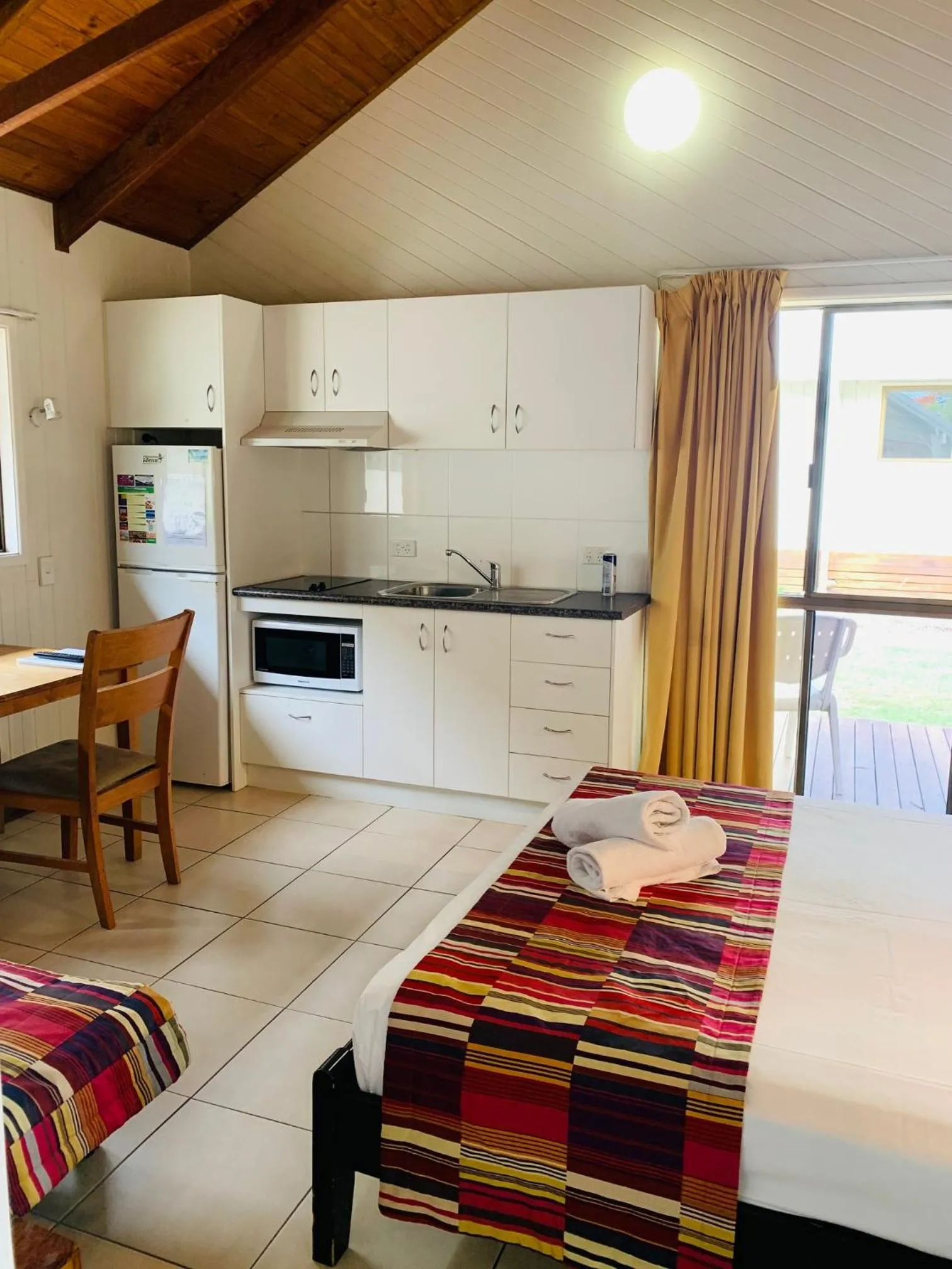 Kitchen or kitchenette, Bed in Airlie Beach Apartments