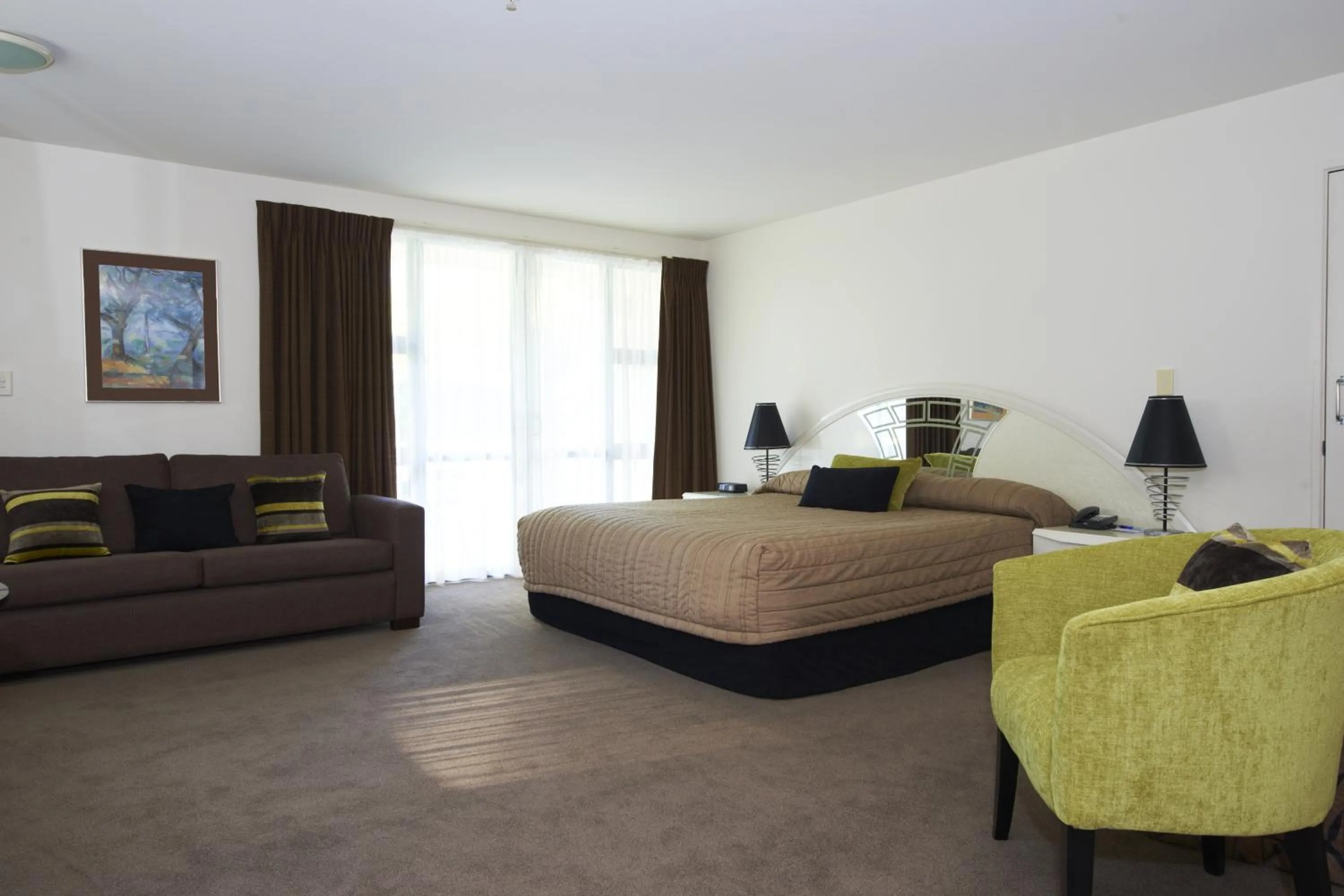 Photo of the whole room, Bed in Oceanside Resort & Twin Towers