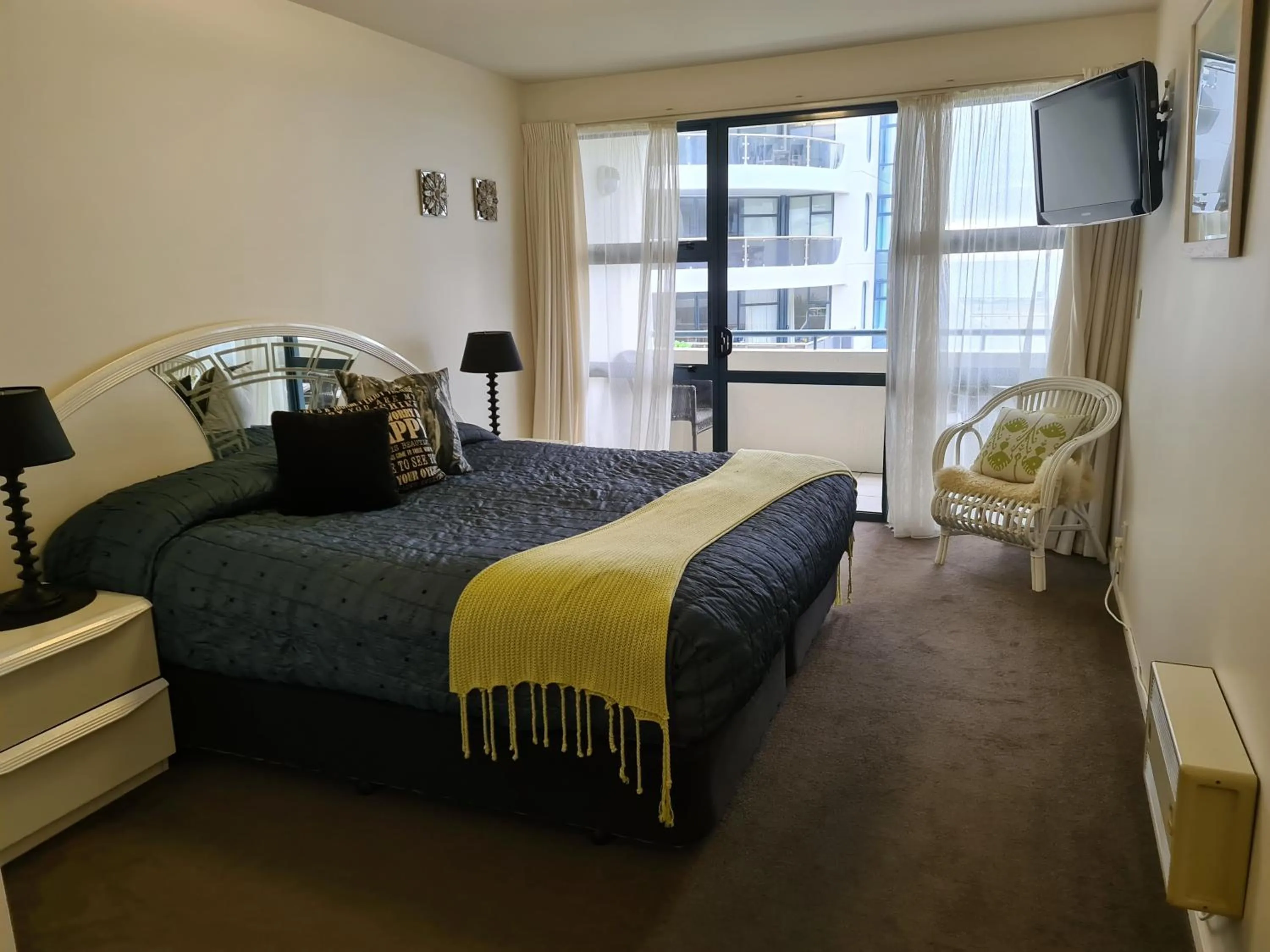 Bed in Oceanside Resort & Twin Towers