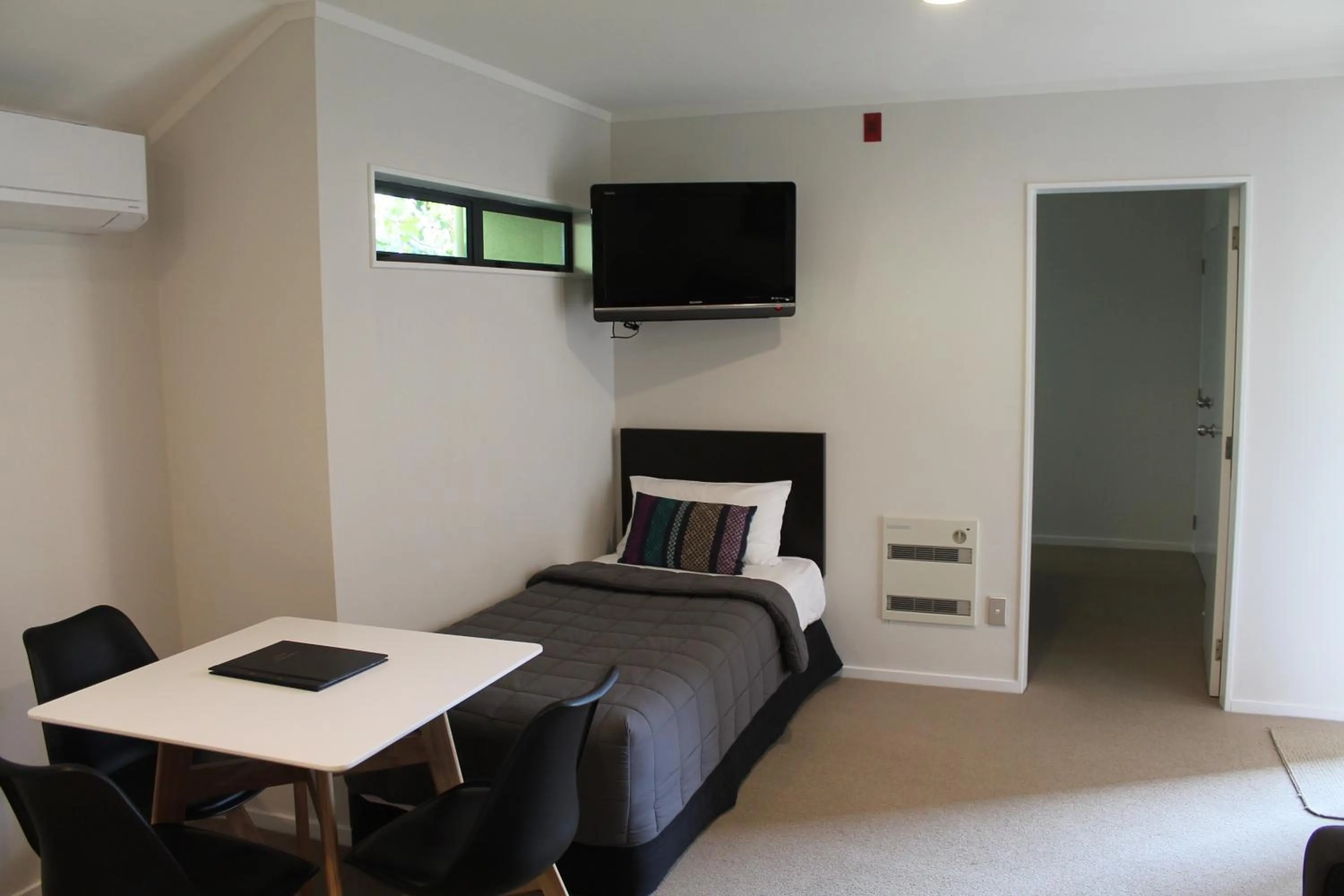 Living room, Bed in Aquarius Motor Inn