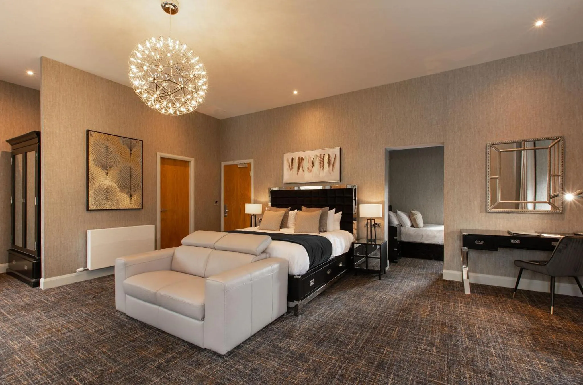 Bedroom, Bed in Royal Hotel