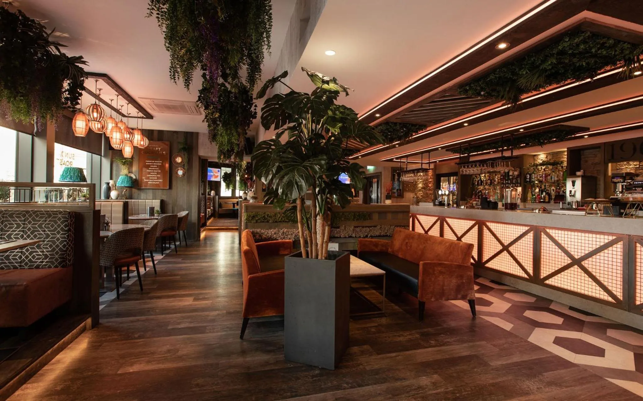 Restaurant/places to eat in Royal Hotel