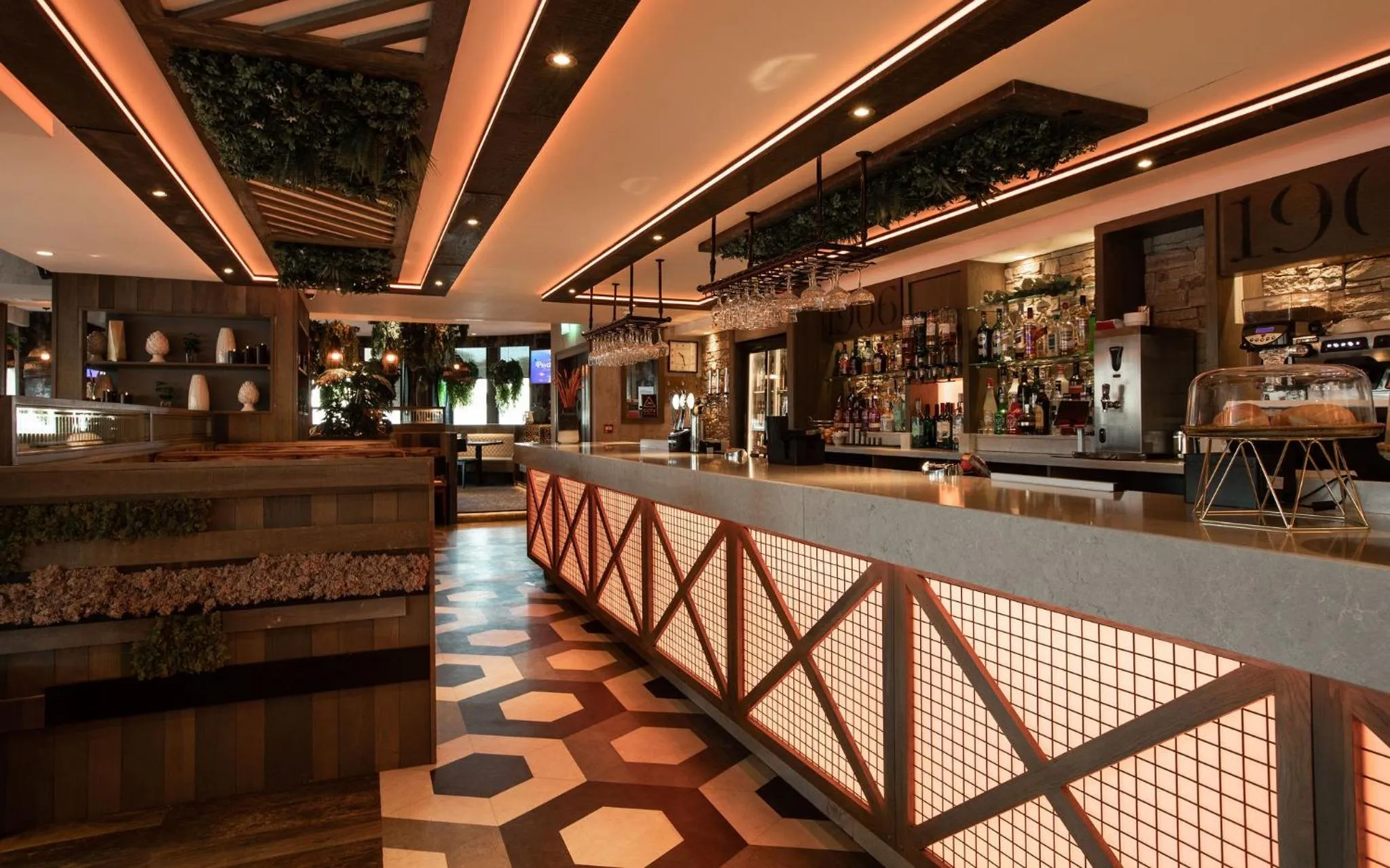 Restaurant/places to eat in Royal Hotel