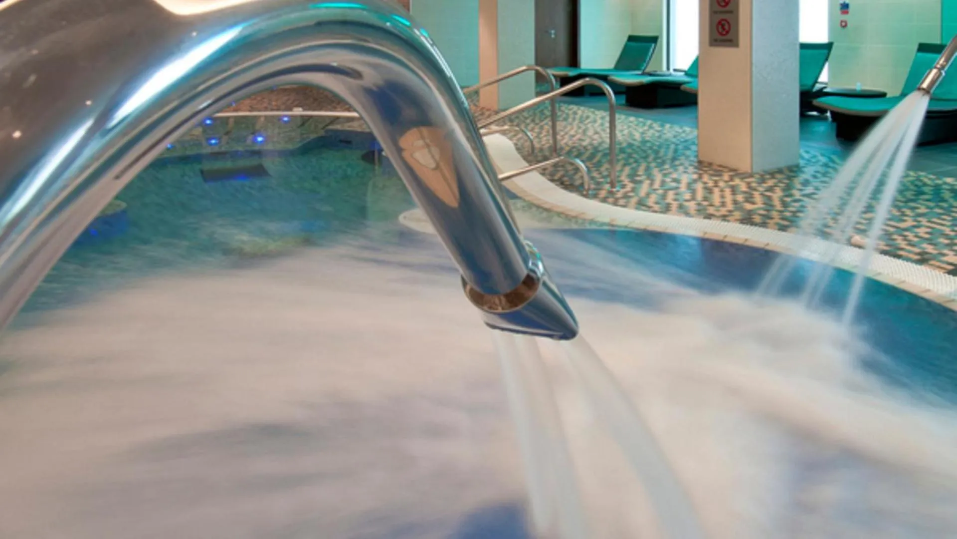 Swimming pool in Hilton London Heathrow Airport Terminal 5