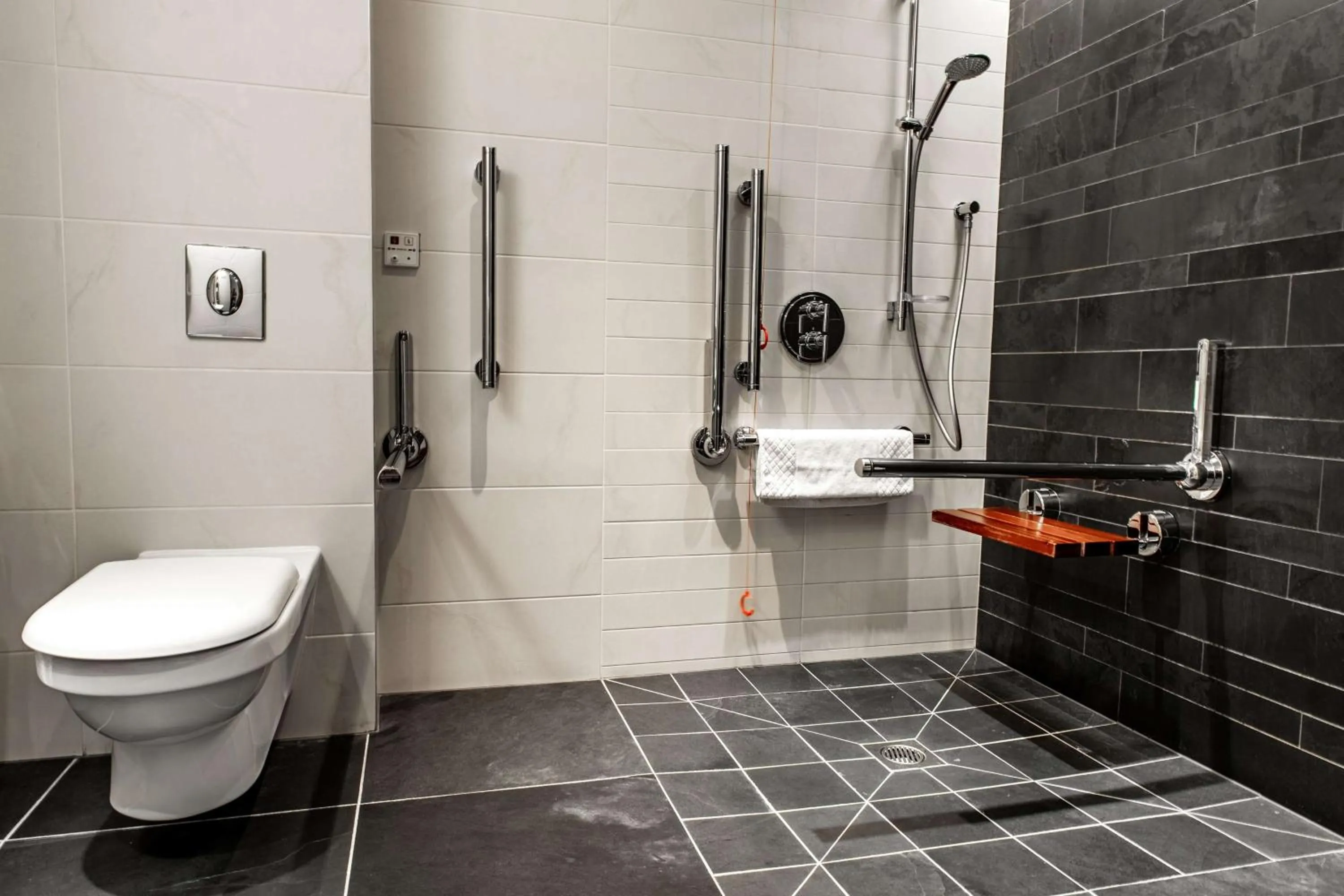 Bathroom in Hilton London Heathrow Airport Terminal 5