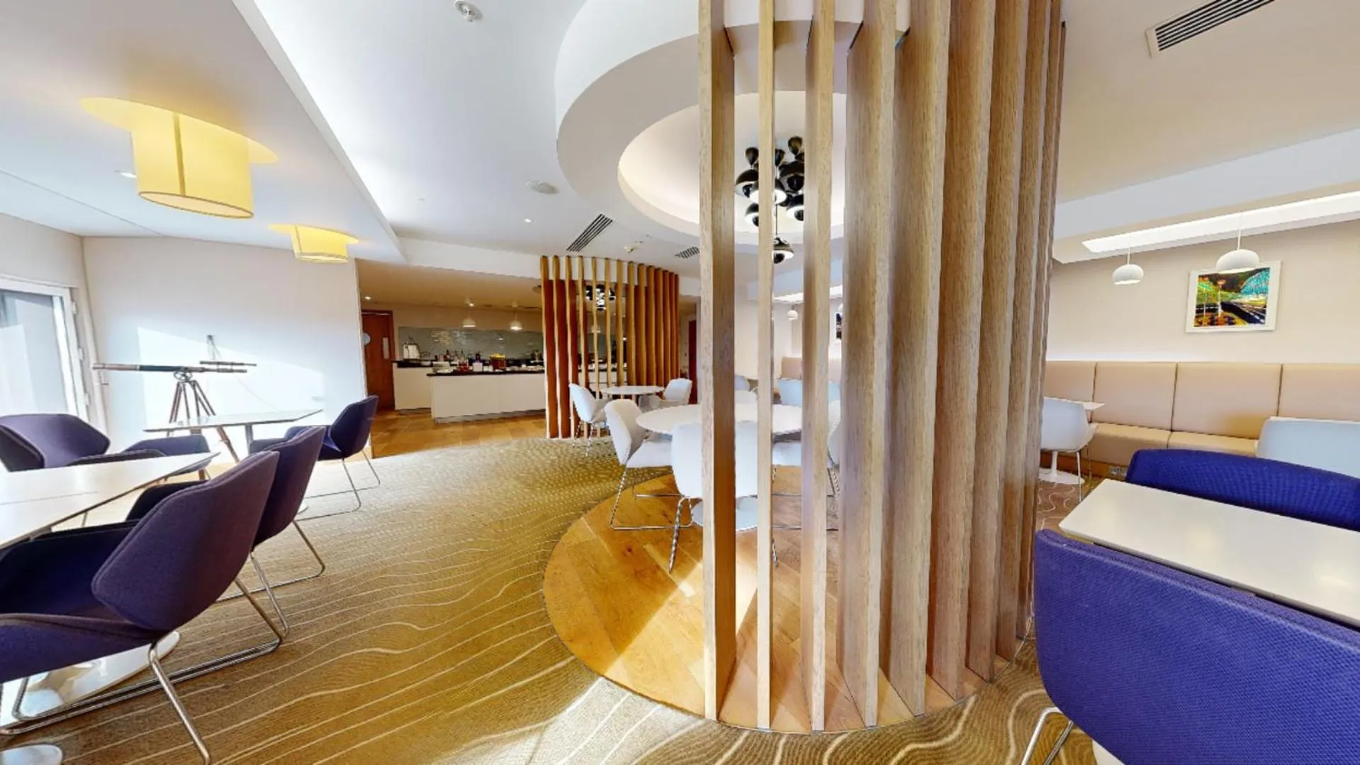 Lounge or bar in Hilton London Heathrow Airport Terminal 5