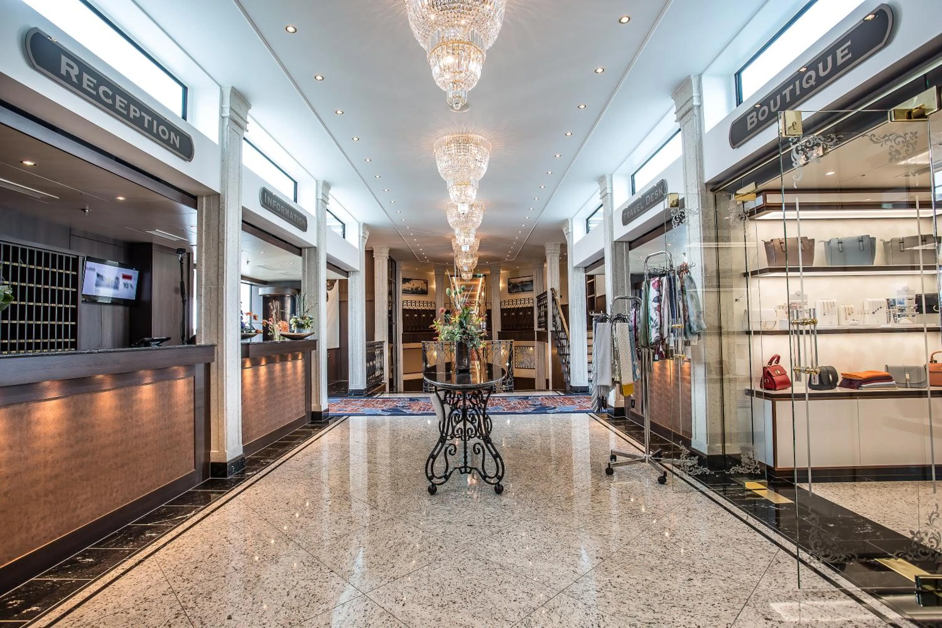 Lobby or reception in VIVA RIVERSIDE Altstadt Düsseldorf