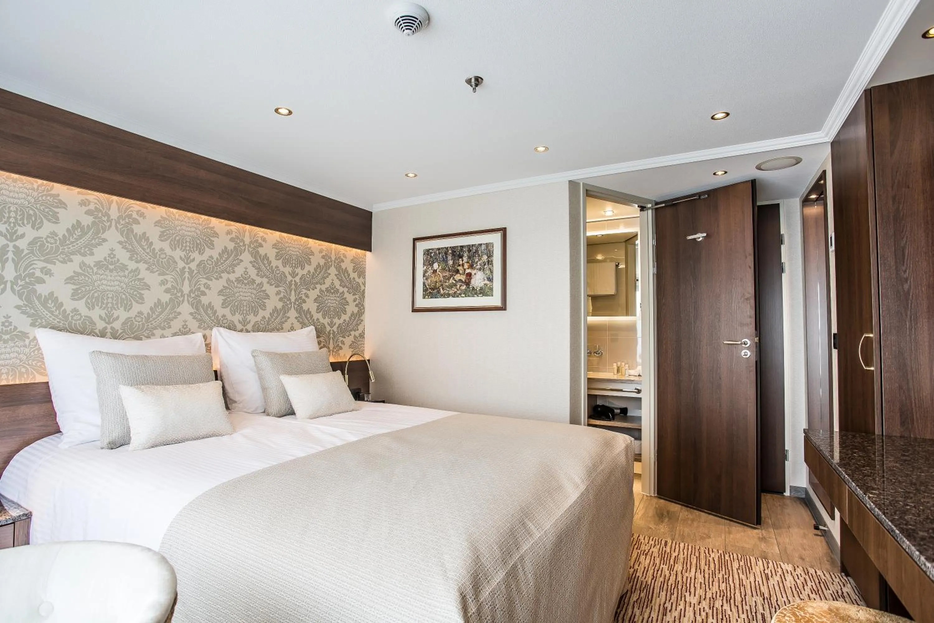 Photo of the whole room, Bed in VIVA RIVERSIDE Altstadt Düsseldorf