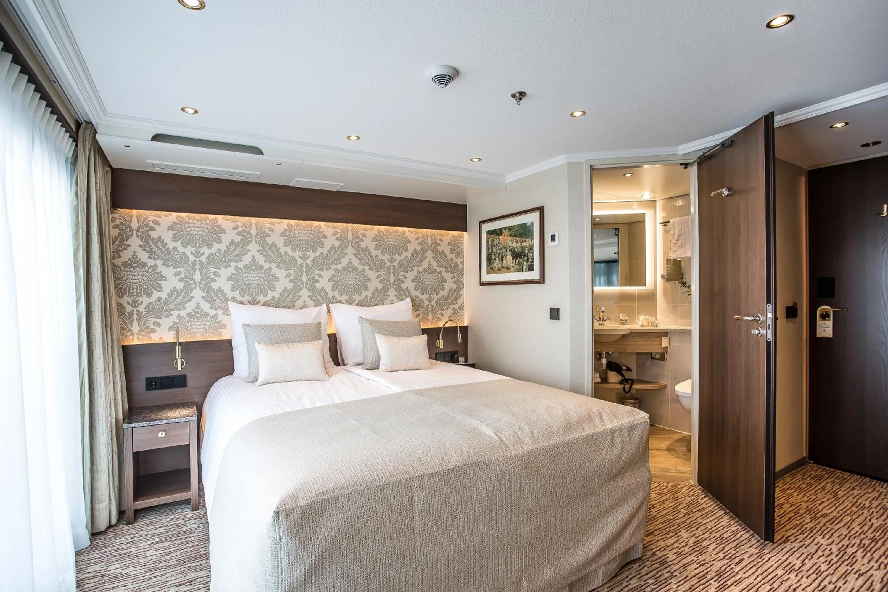 Photo of the whole room, Bed in VIVA RIVERSIDE Altstadt Düsseldorf