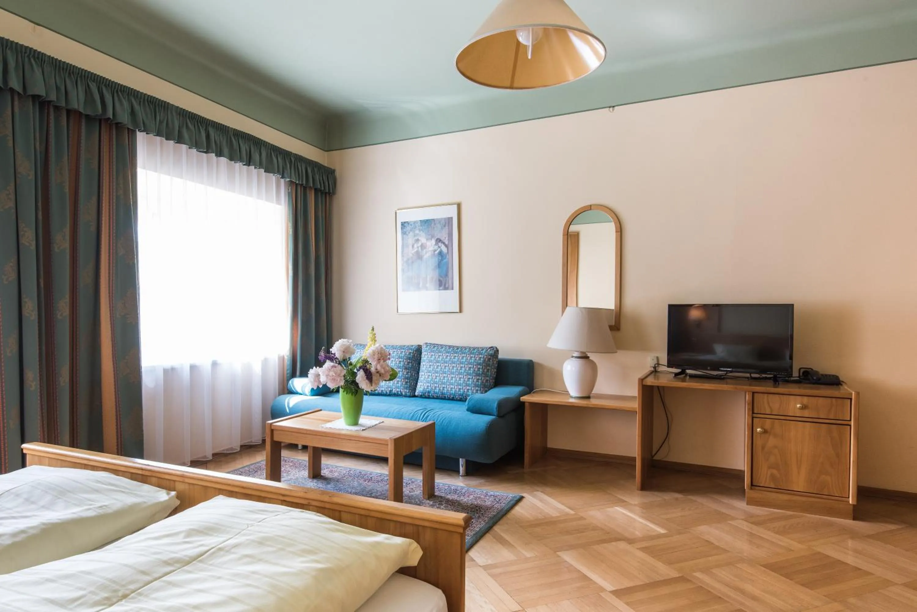 Photo of the whole room, Bed in Hotel Post