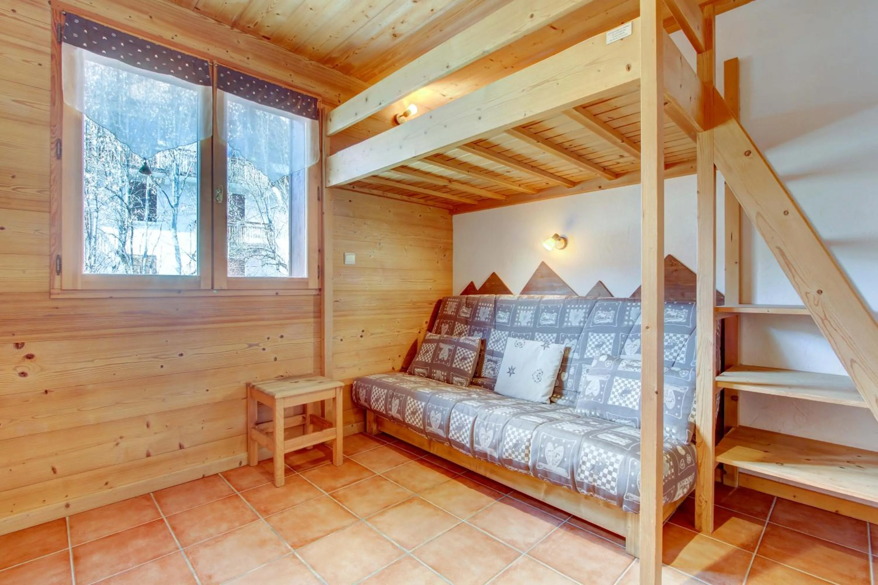 Bed in LES SERMES M115