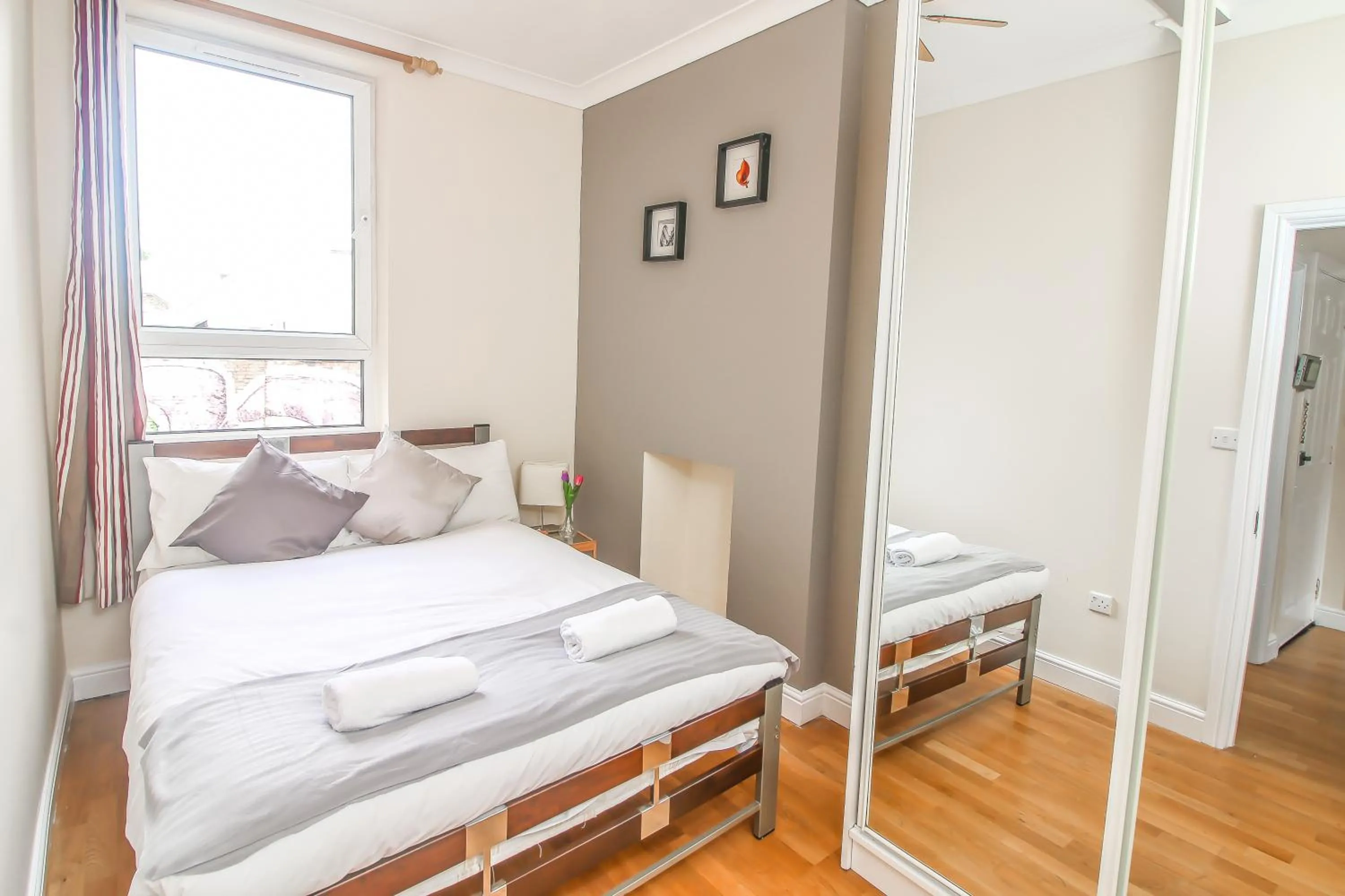 Bedroom, Bed in City view flat @ Liverpool st.