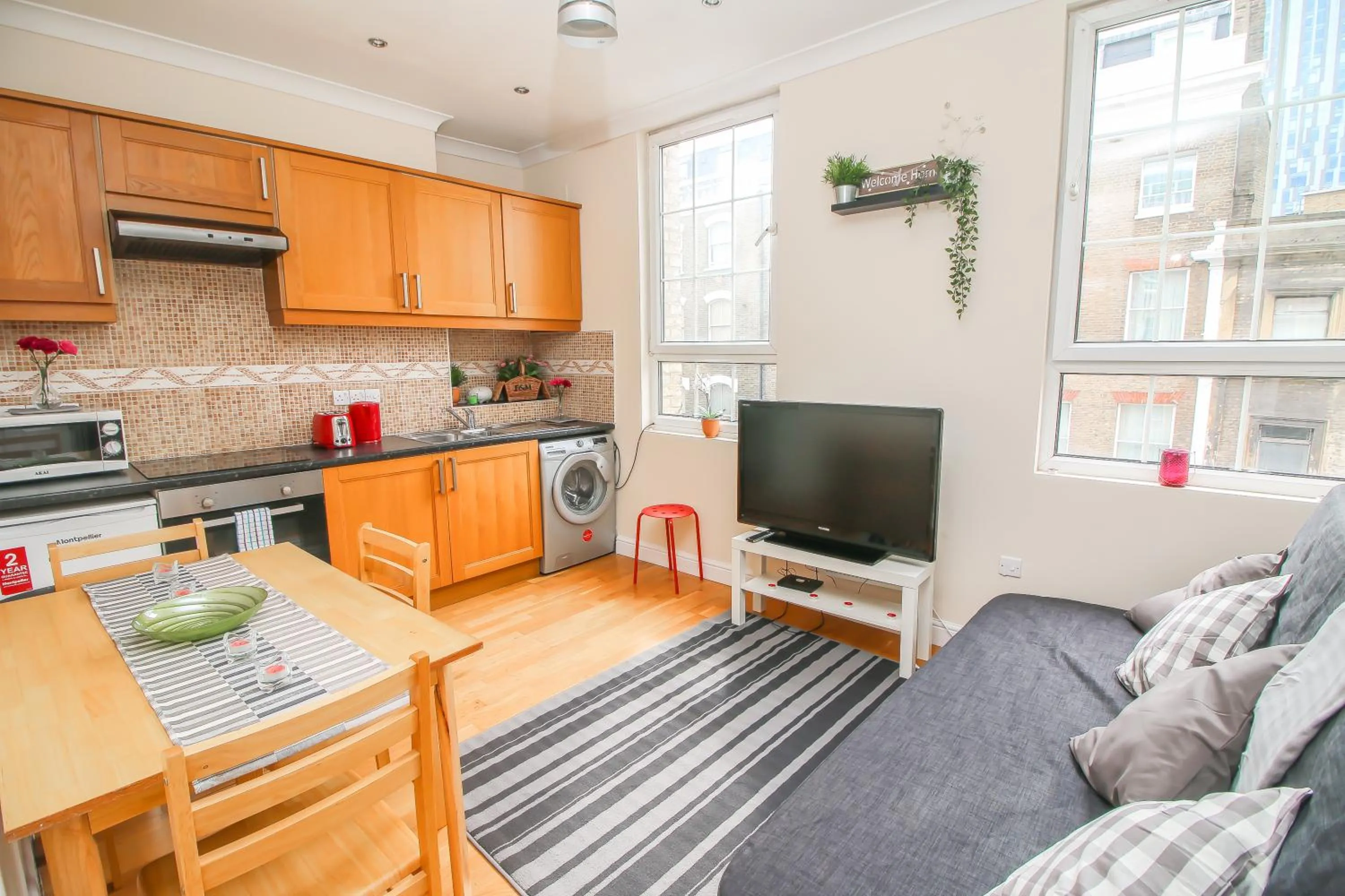 Kitchen or kitchenette in City view flat @ Liverpool st.