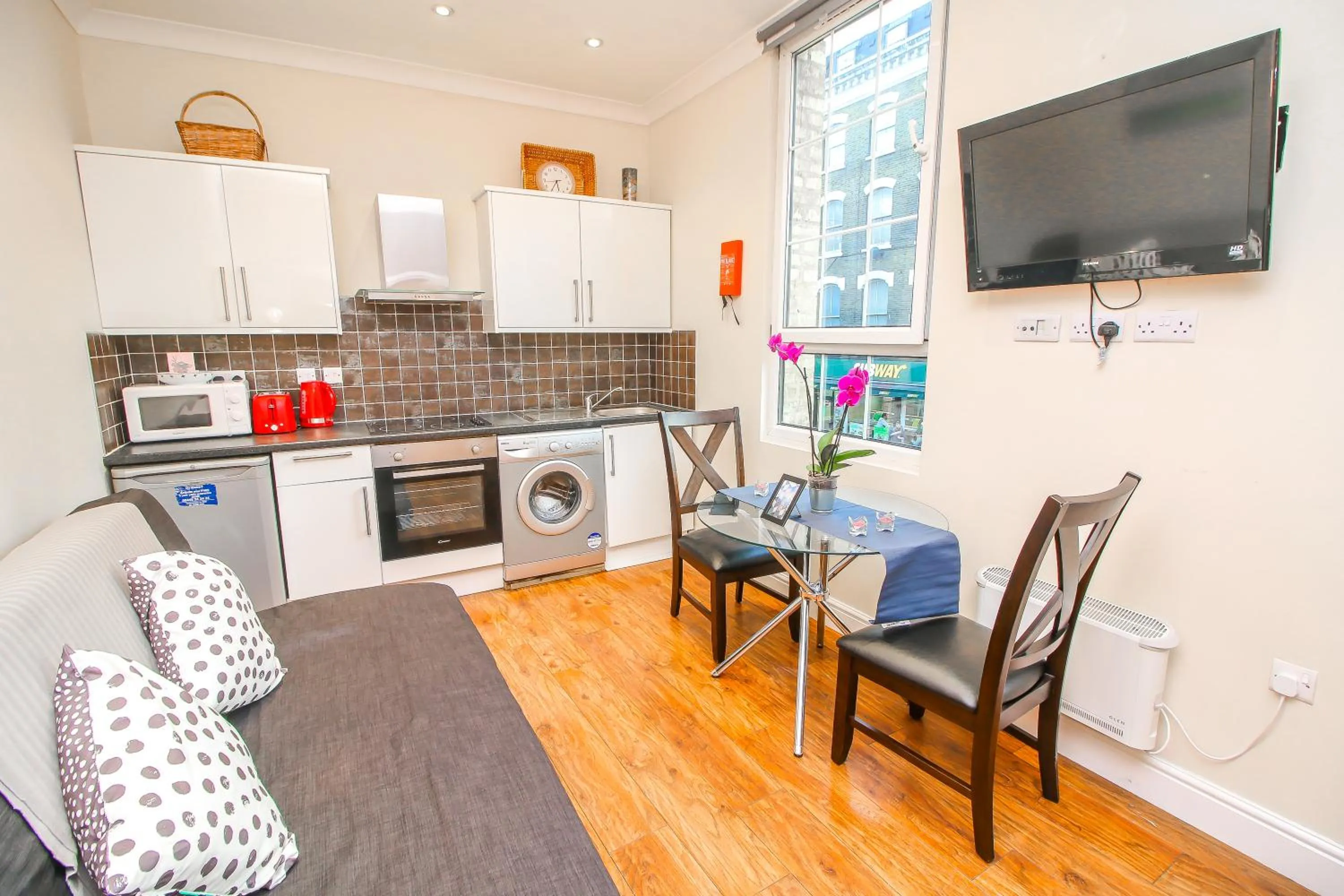 Kitchen or kitchenette in City view flat @ Liverpool st.