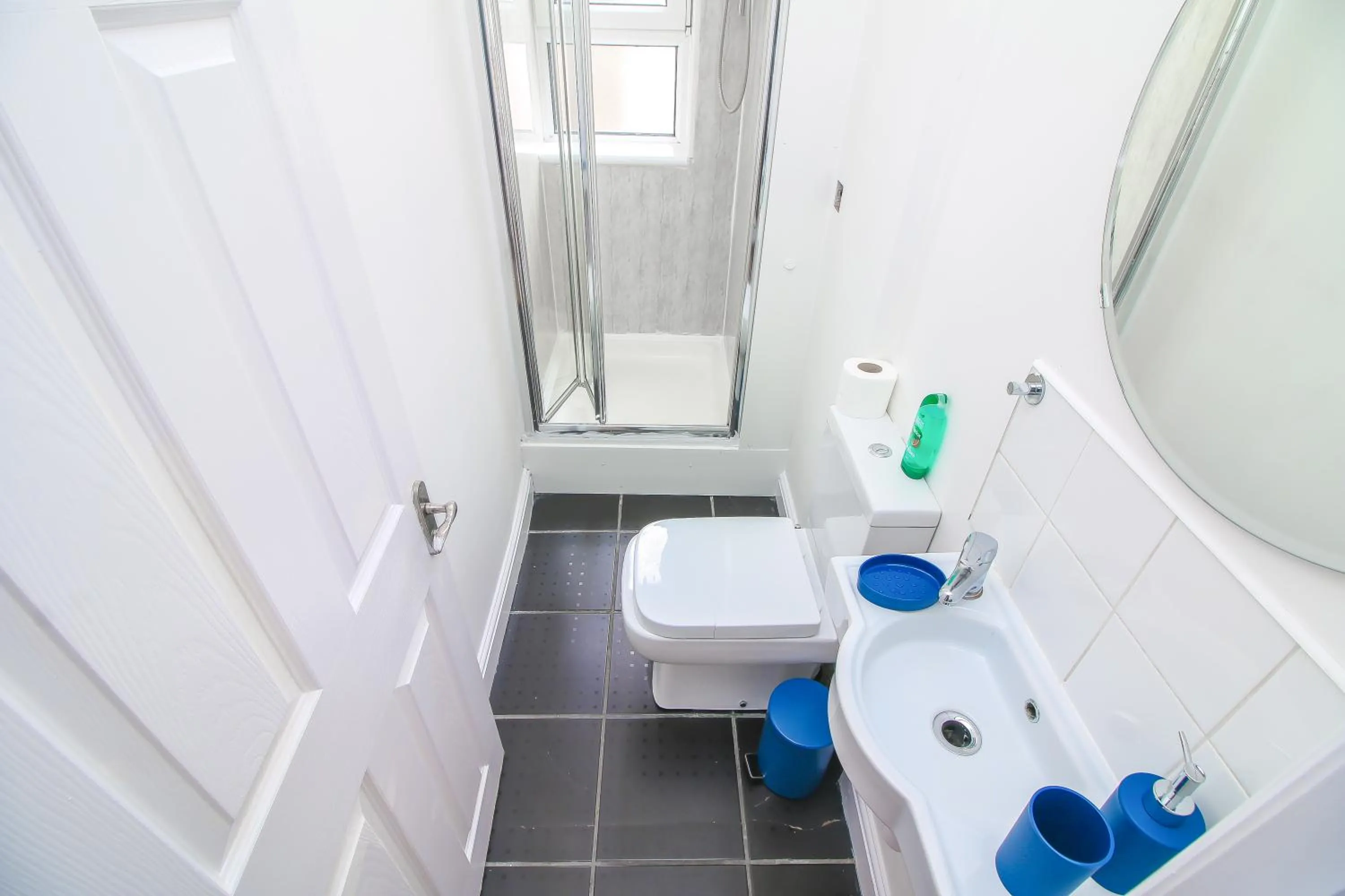 Bathroom in City view flat @ Liverpool st.
