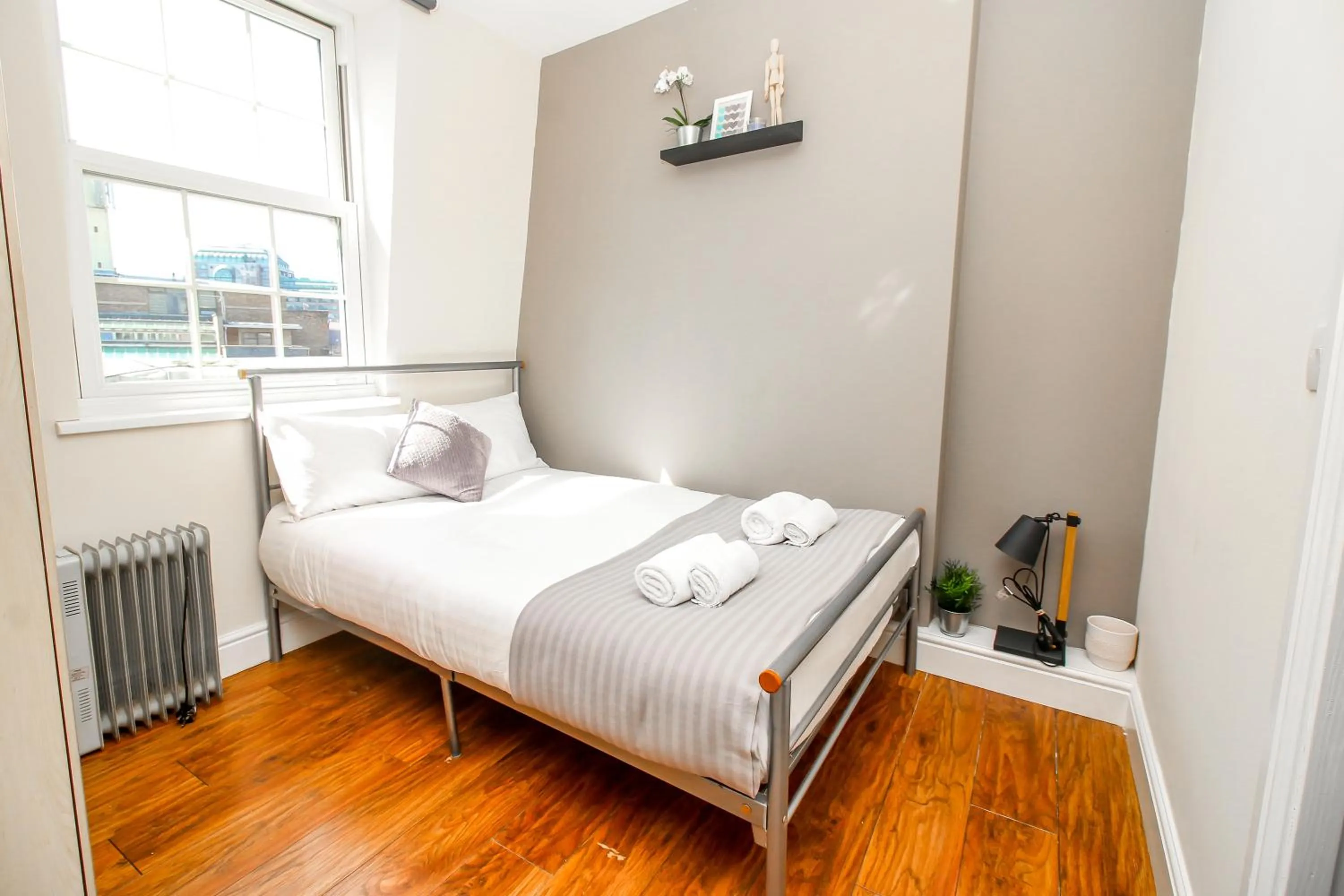 Bedroom, Bed in City view flat @ Liverpool st.