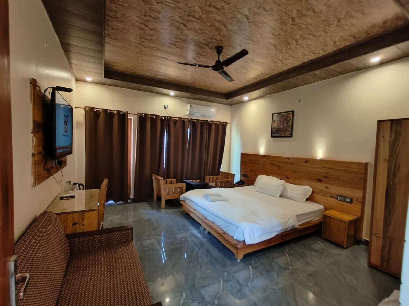 Bedroom, Bed in Hill Top Swiss Cottage