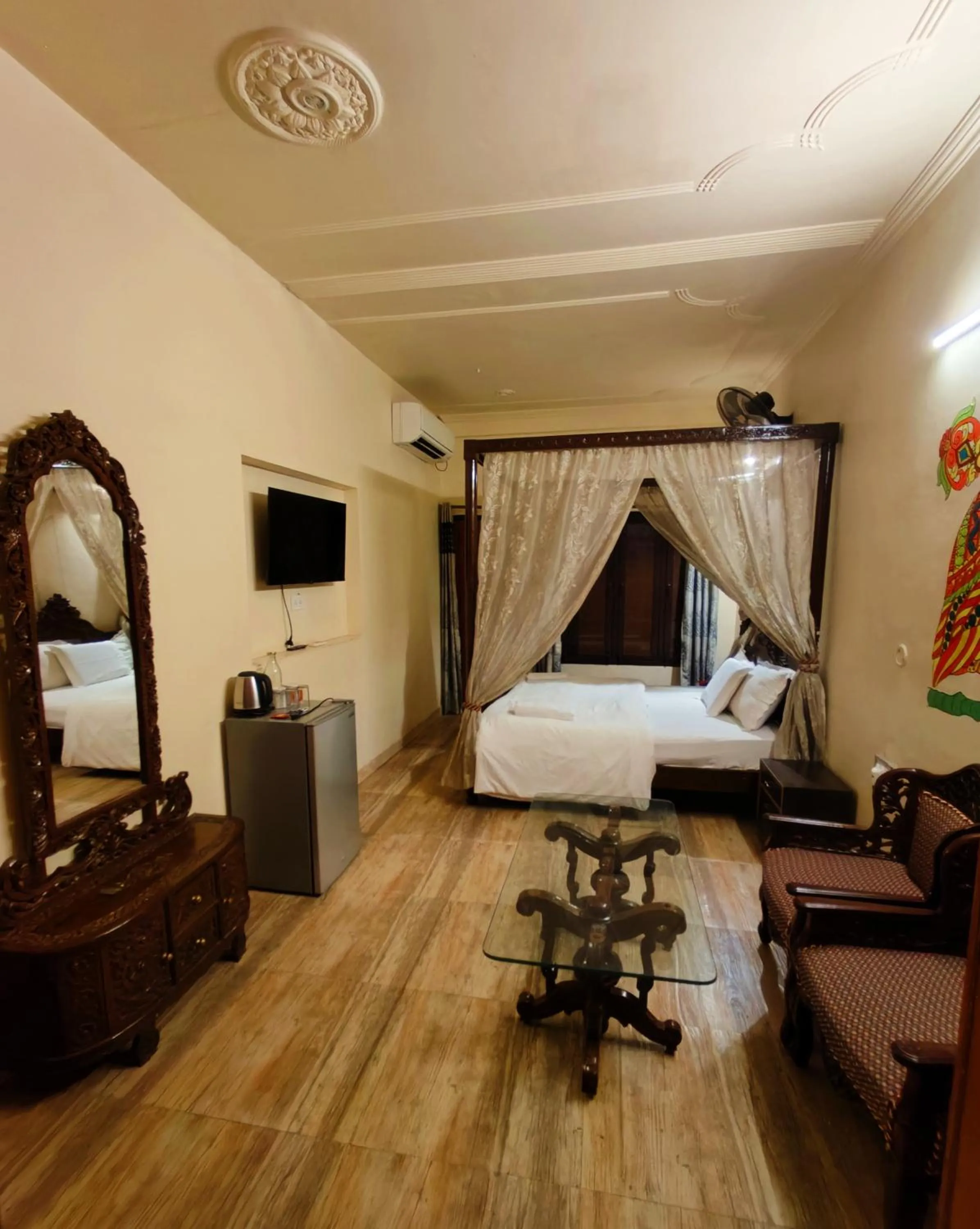 Living room, Bed in Hill Top Swiss Cottage