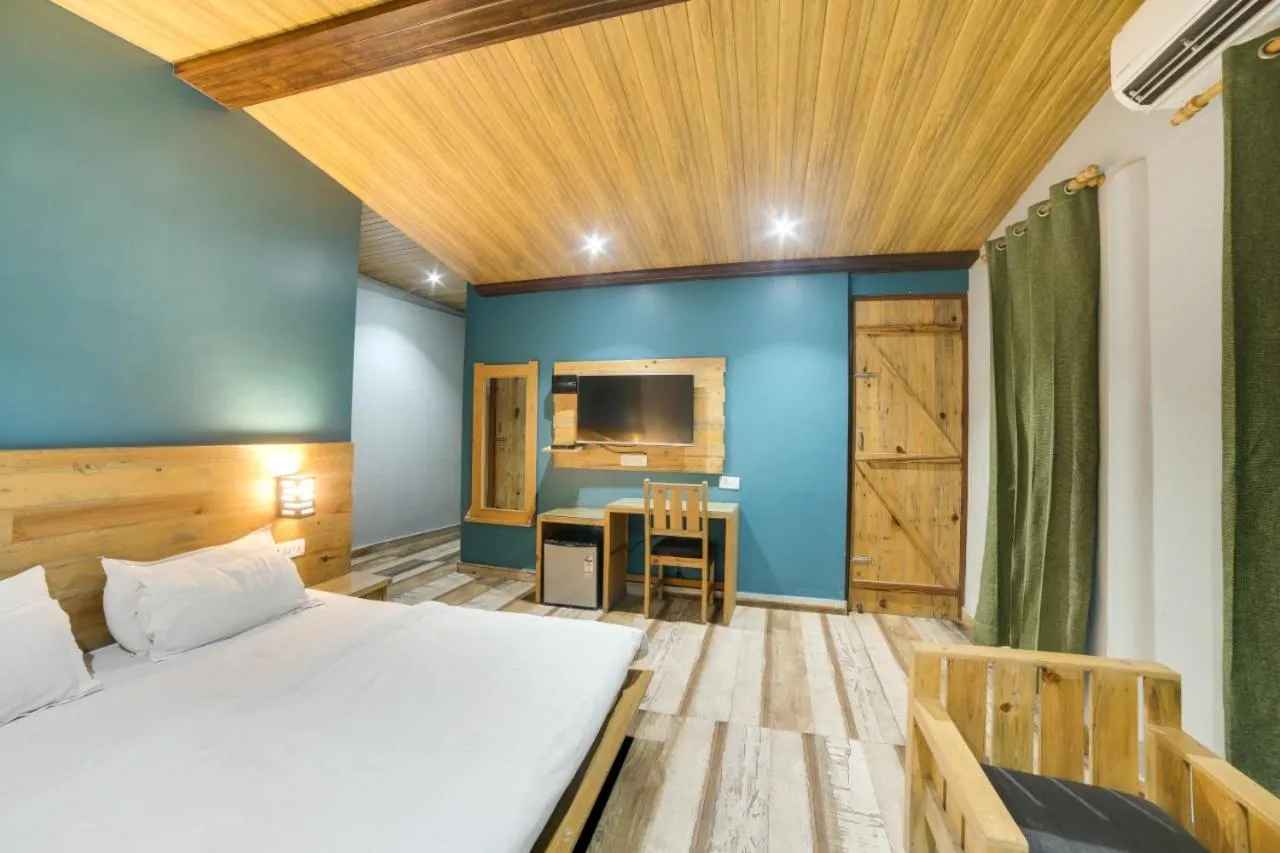 Photo of the whole room, Bed in Hill Top Swiss Cottage