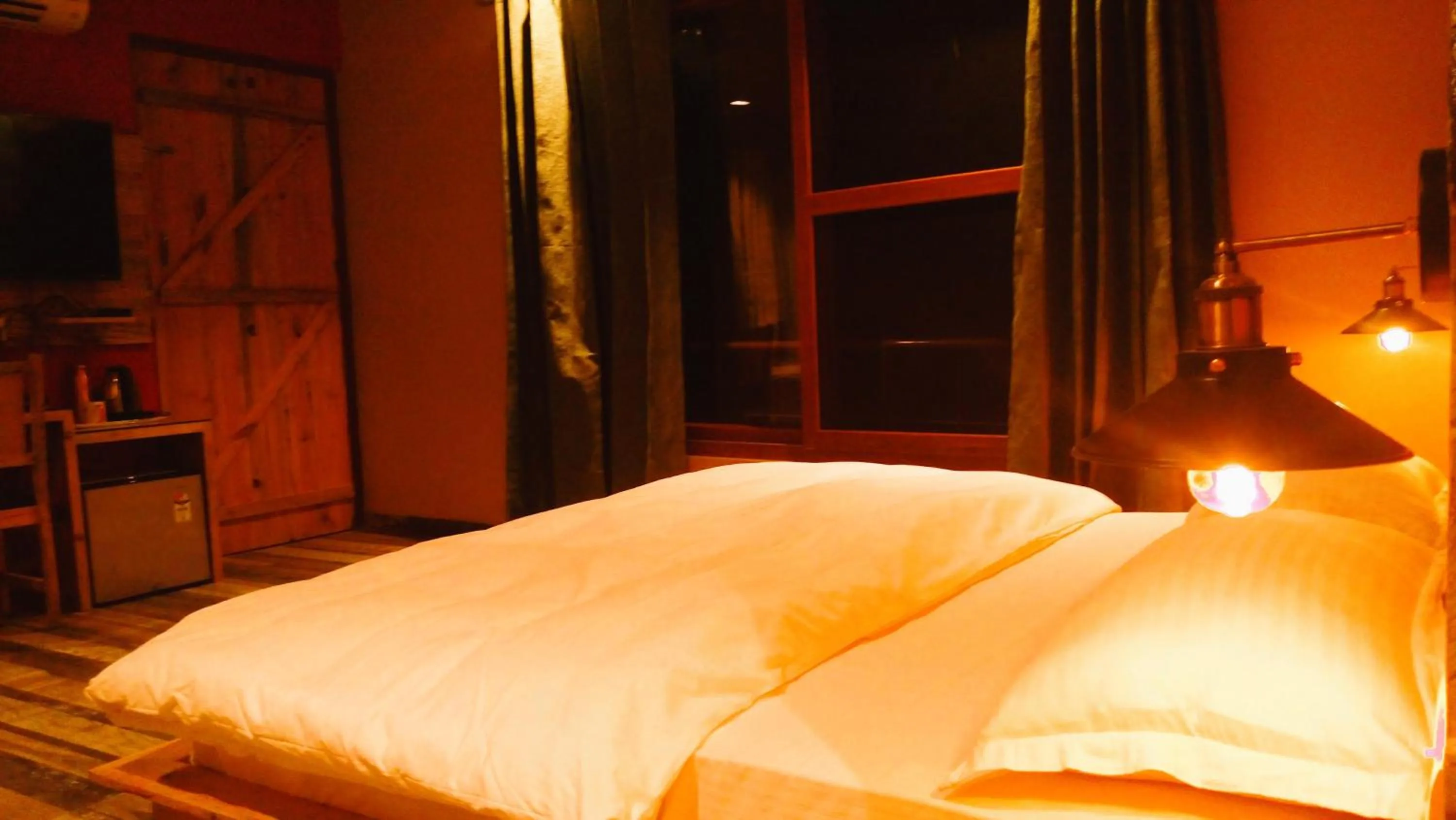 Bedroom, Bed in Hill Top Swiss Cottage