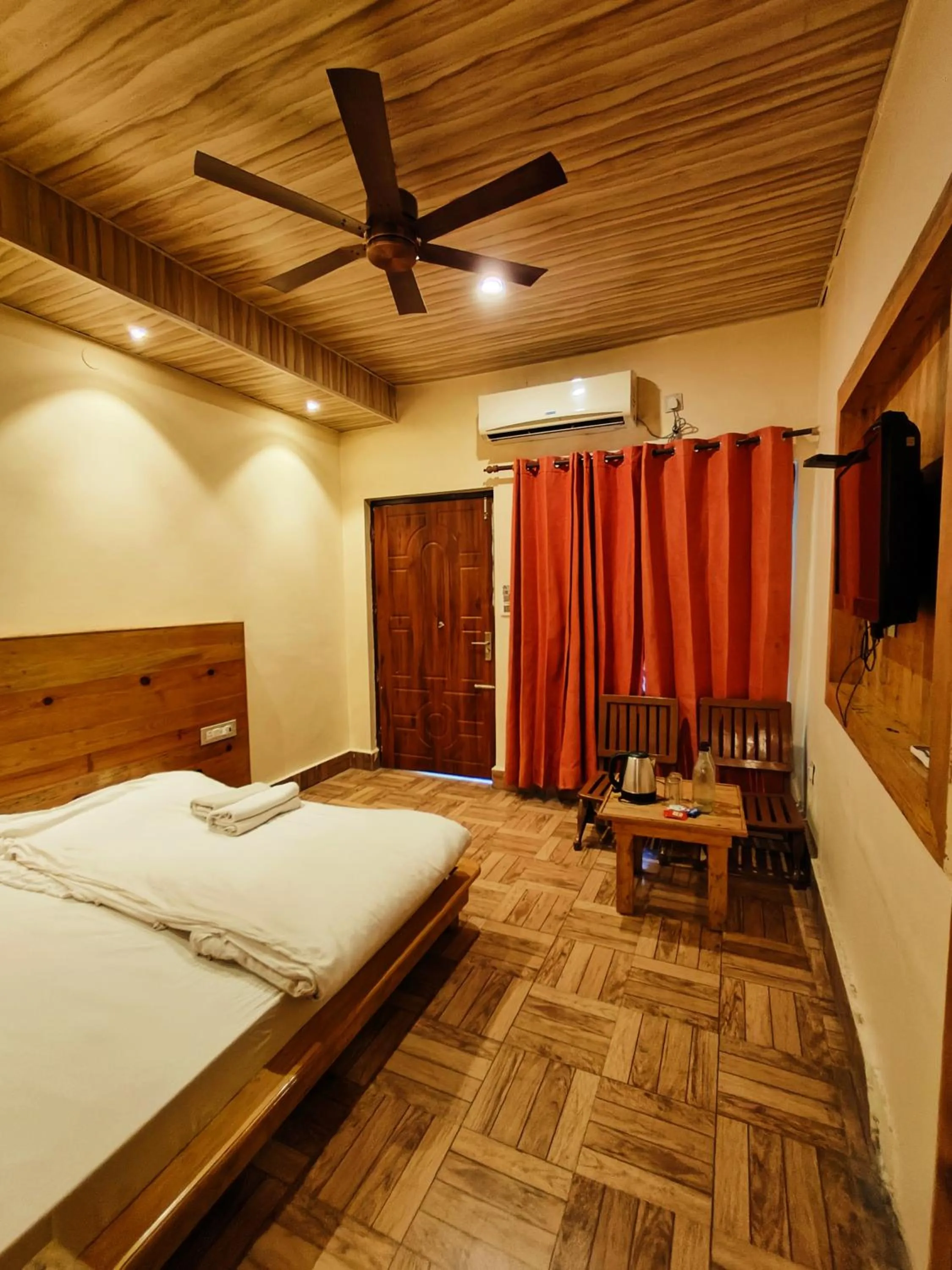 Photo of the whole room, Bed in Hill Top Swiss Cottage