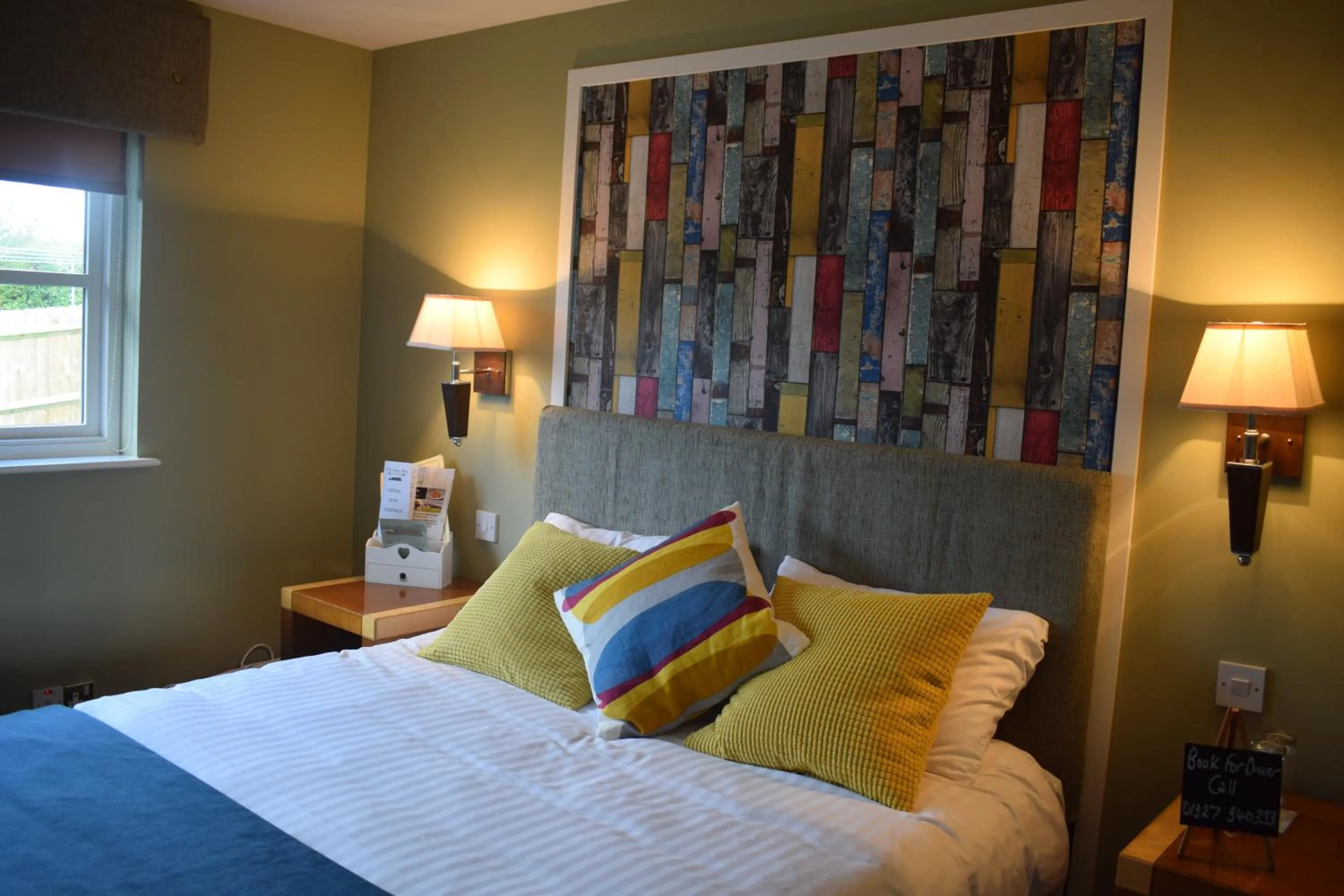 Bed in Narrowboat at Weedon