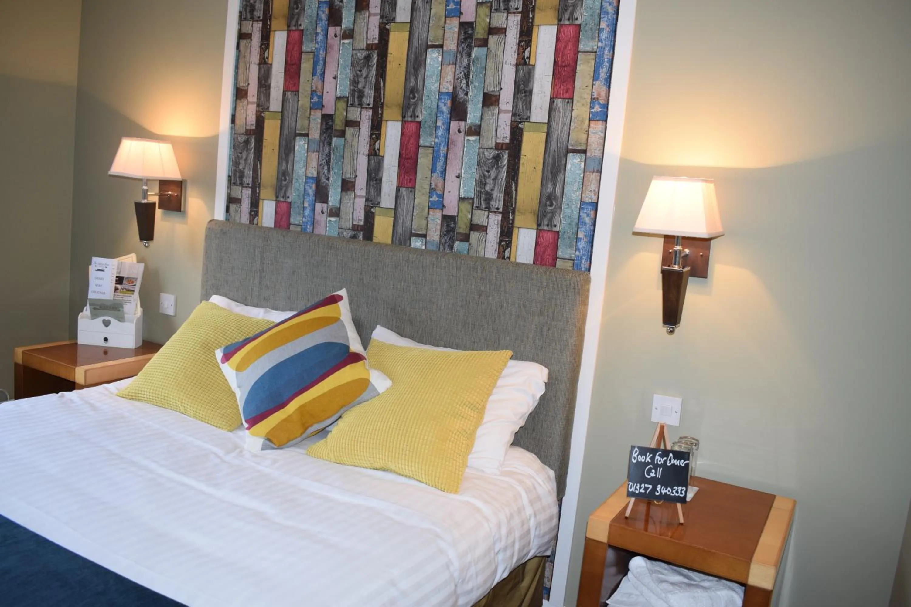 Bed in Narrowboat at Weedon