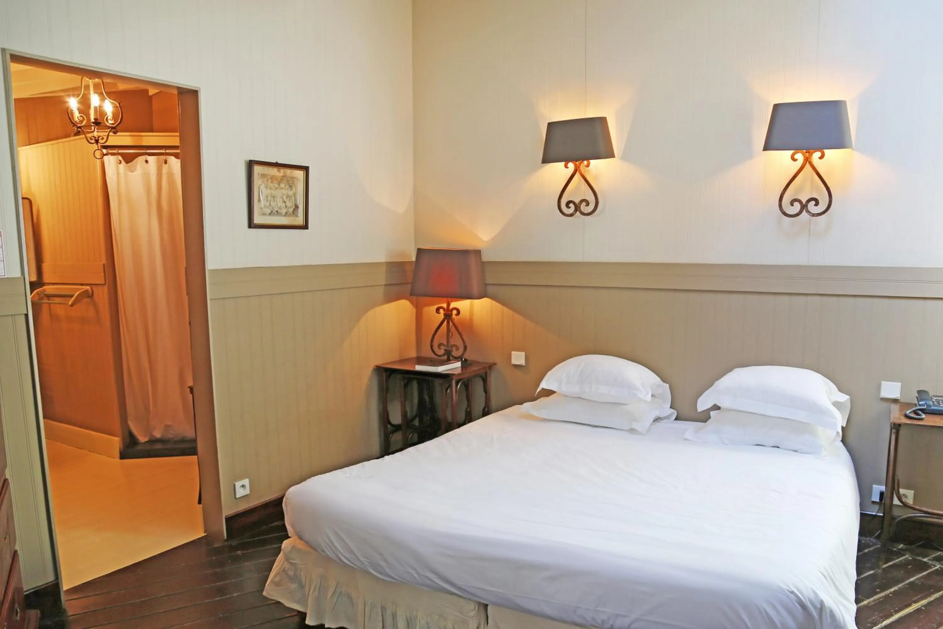 Photo of the whole room, Bed in La Maison du Bassin