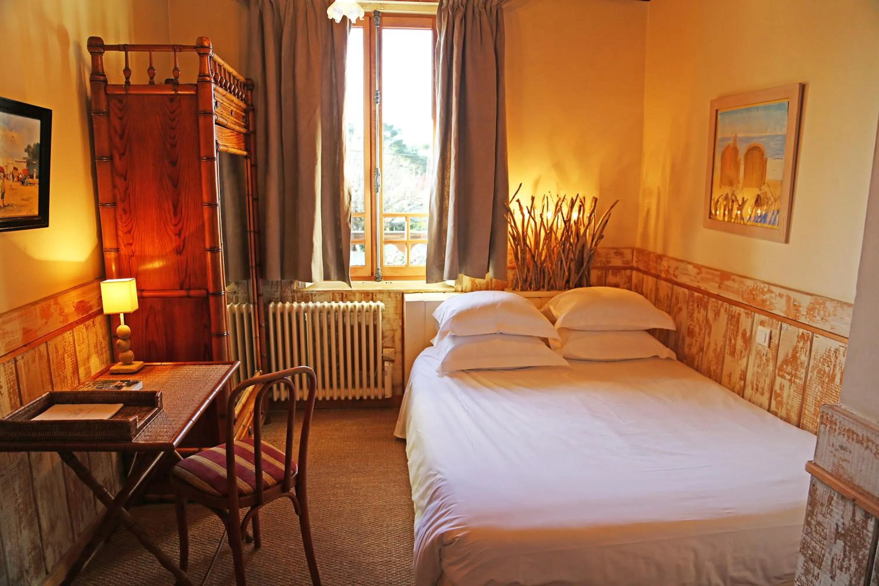Photo of the whole room, Bed in La Maison du Bassin