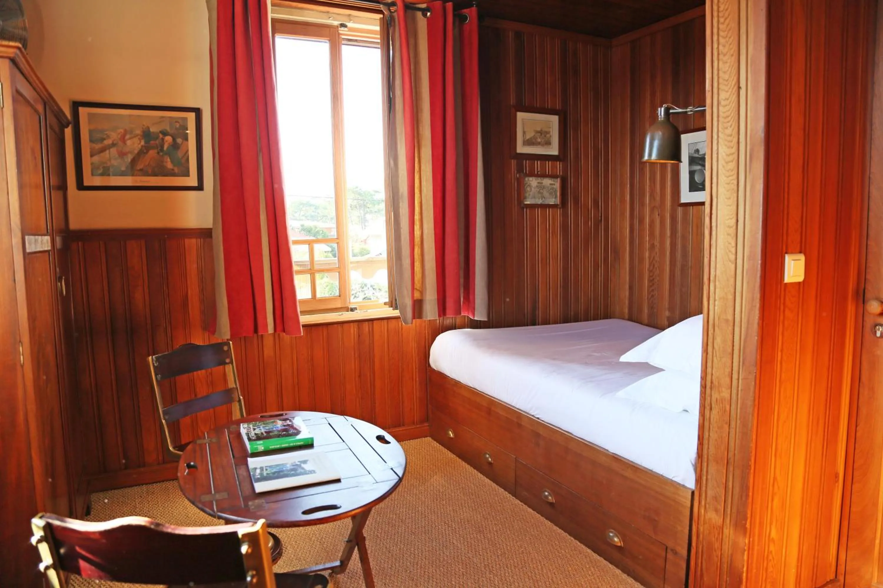 Photo of the whole room, Bed in La Maison du Bassin