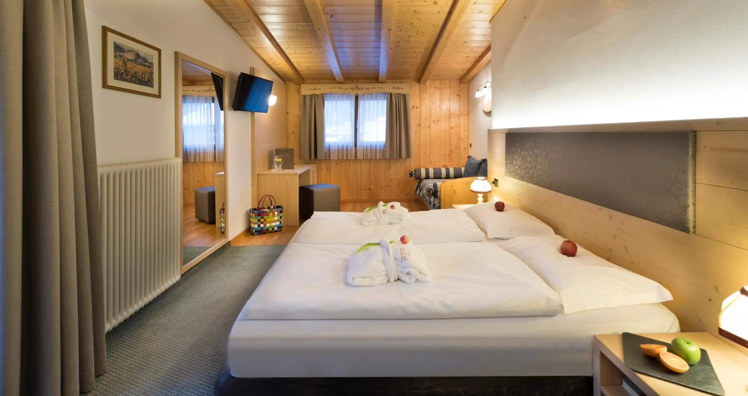 Shower, Bed in Hotel La Perla Wellness & Beauty