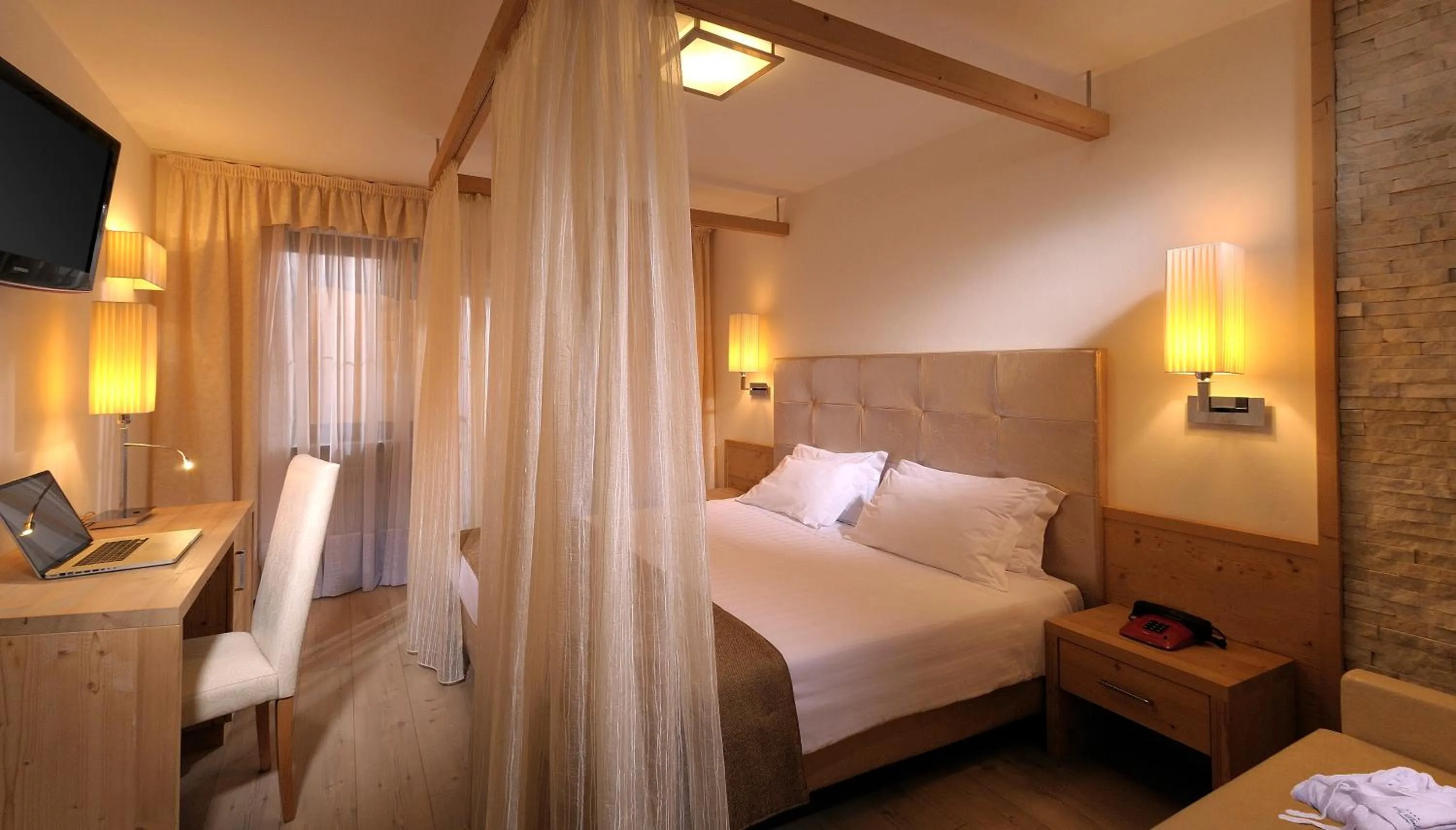 Bedroom, Bed in Hotel La Perla Wellness & Beauty
