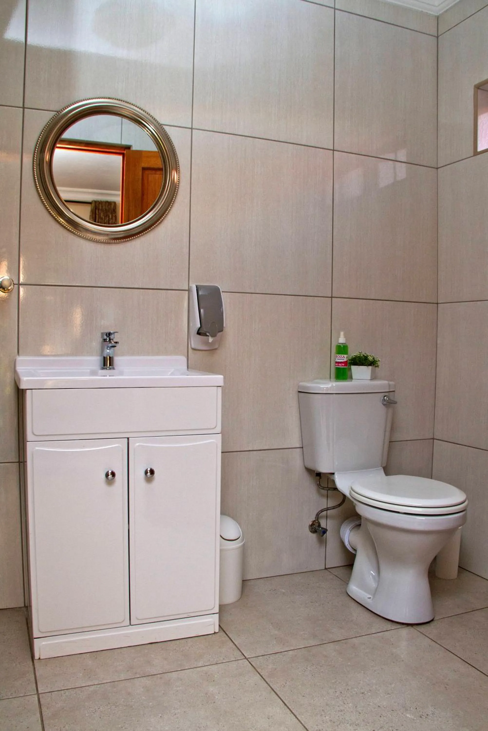 Bathroom in Del Roza Guest House