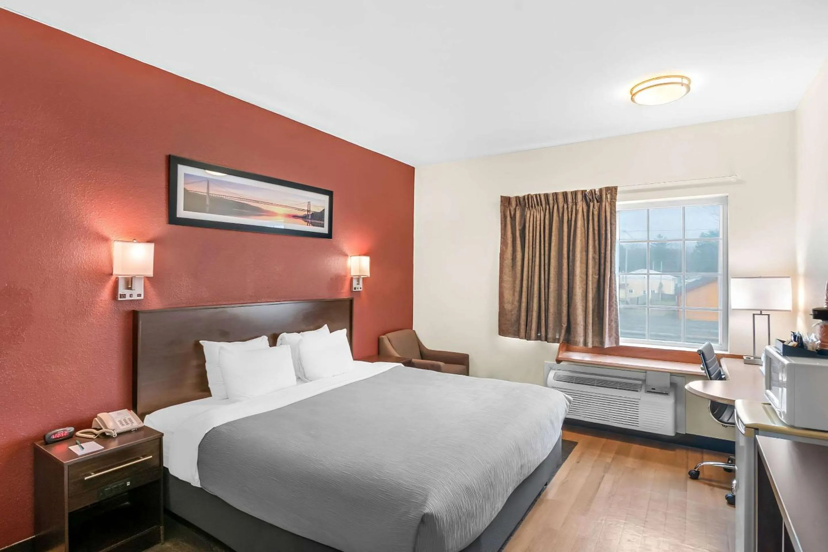 Bedroom, Bed in Quality Inn Queensbury - Lake George Area