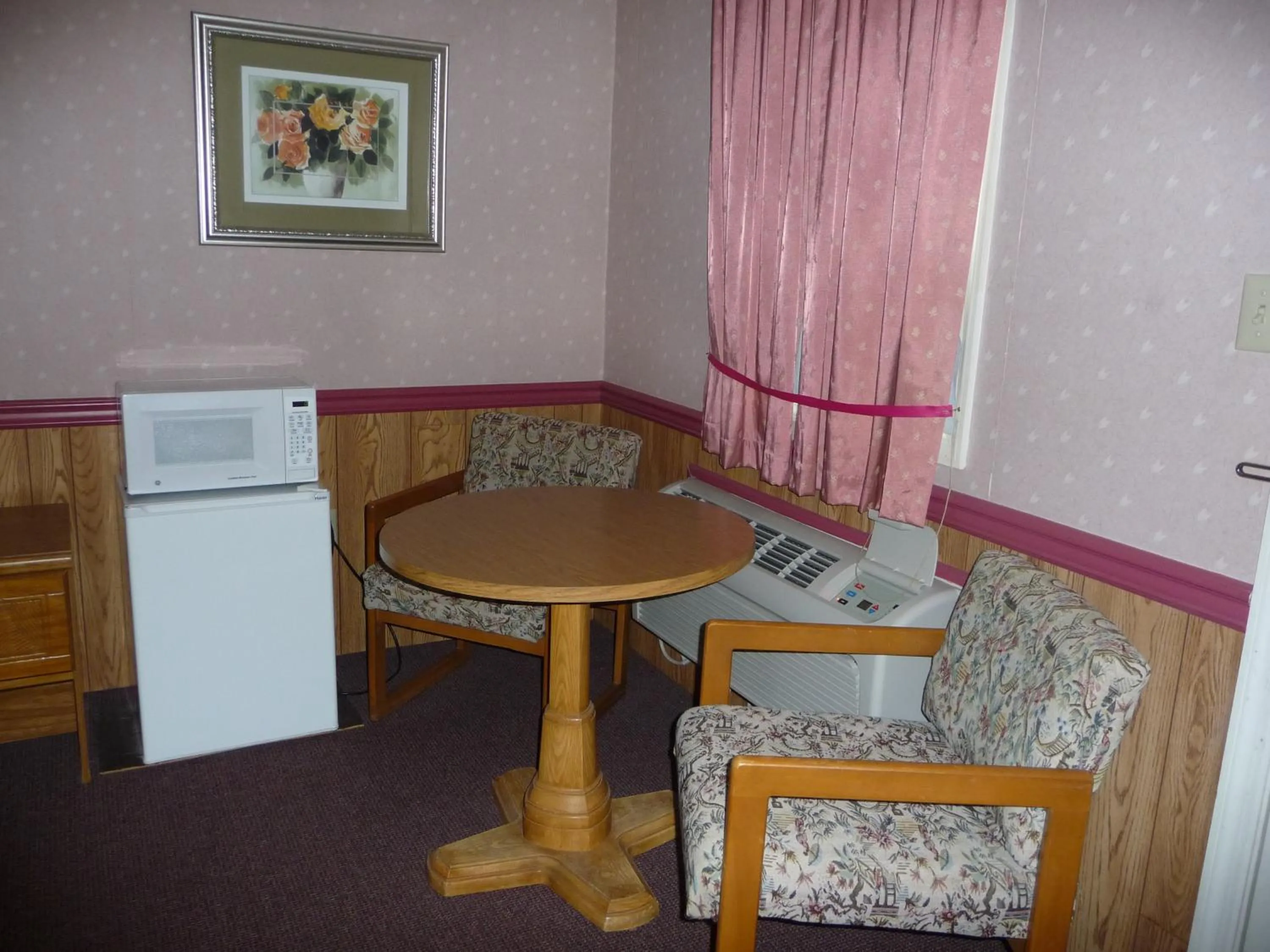 Seating area in Red Rose Motel