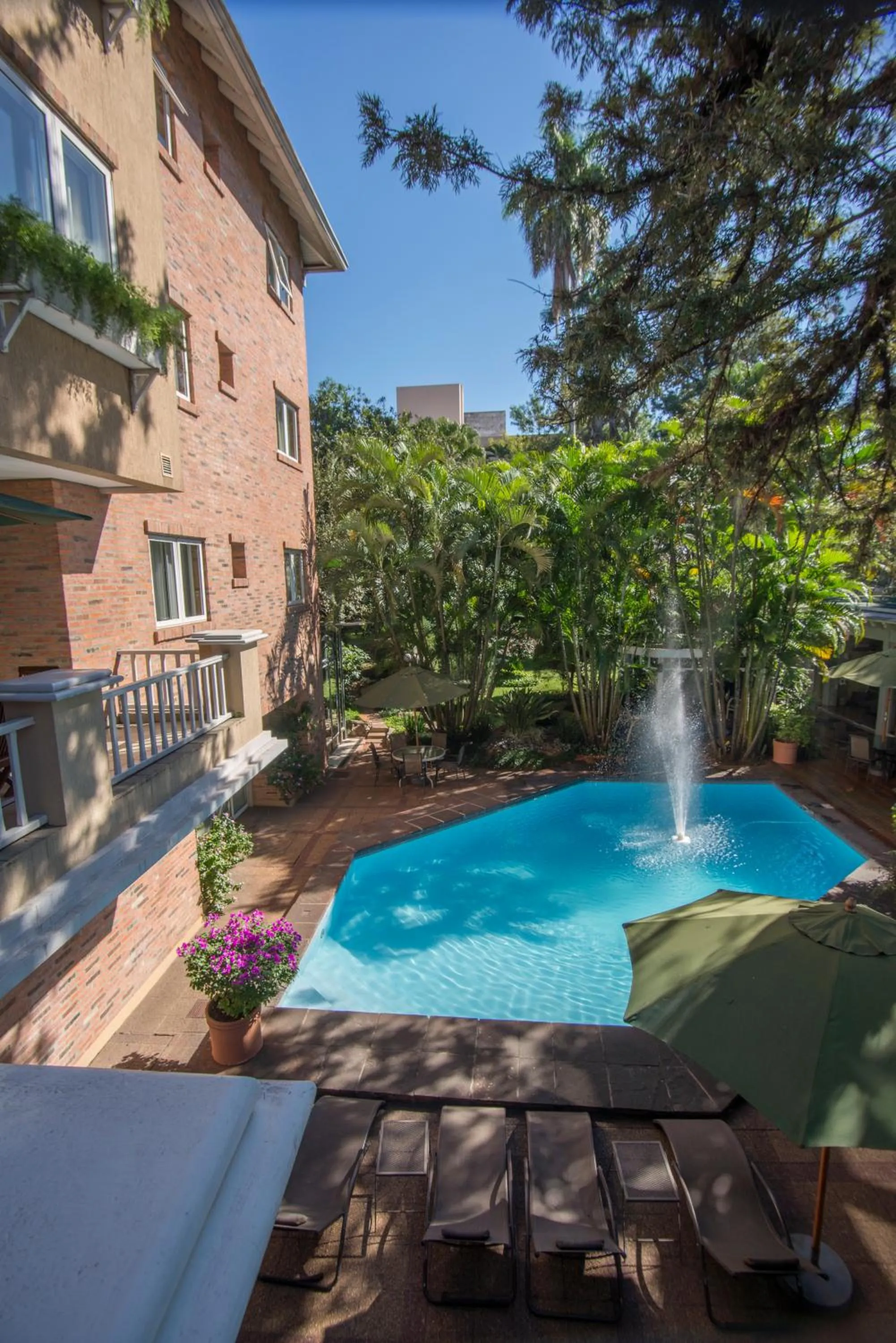 Swimming pool in Hotel Villa Morra Suites