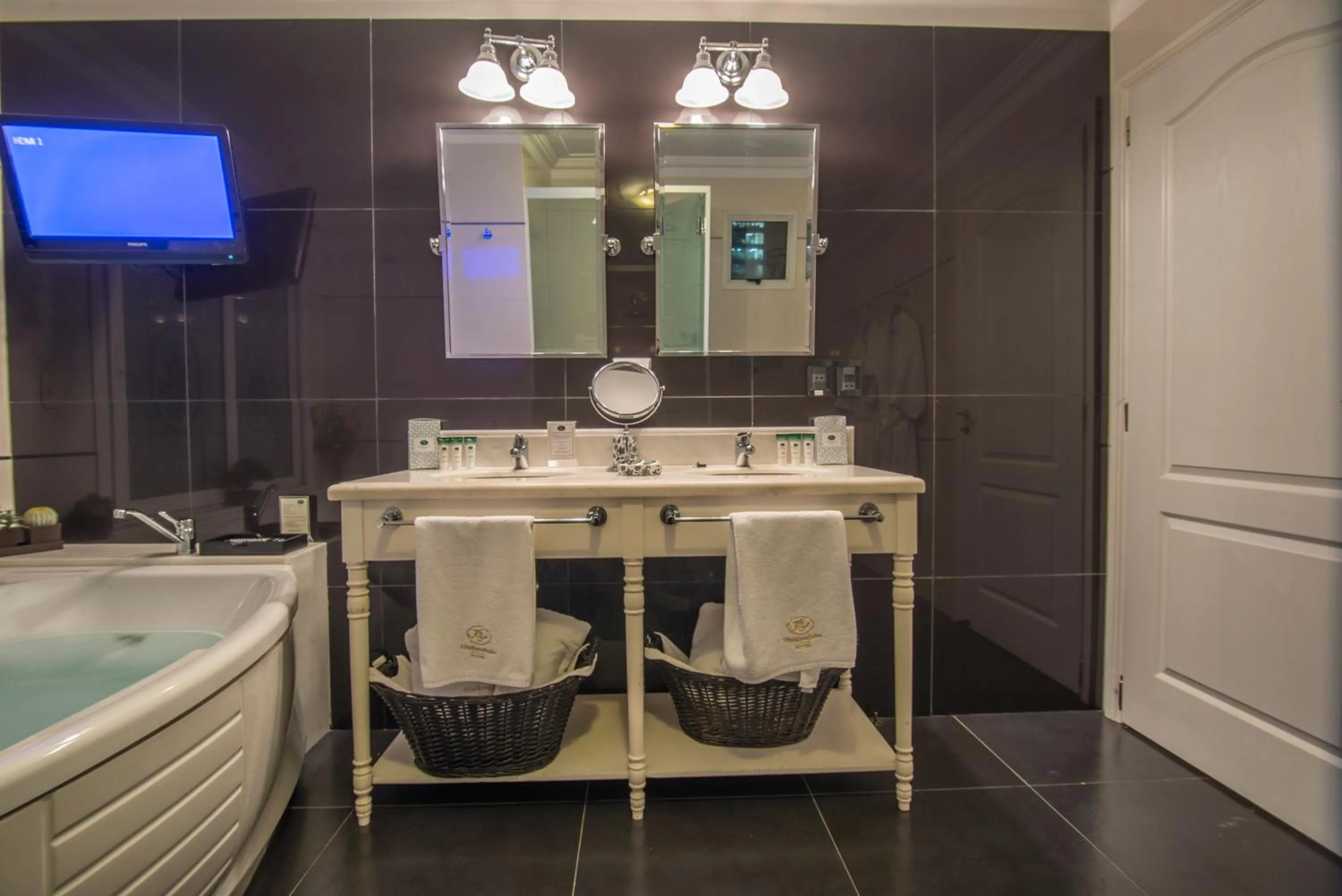 Bathroom in Hotel Villa Morra Suites