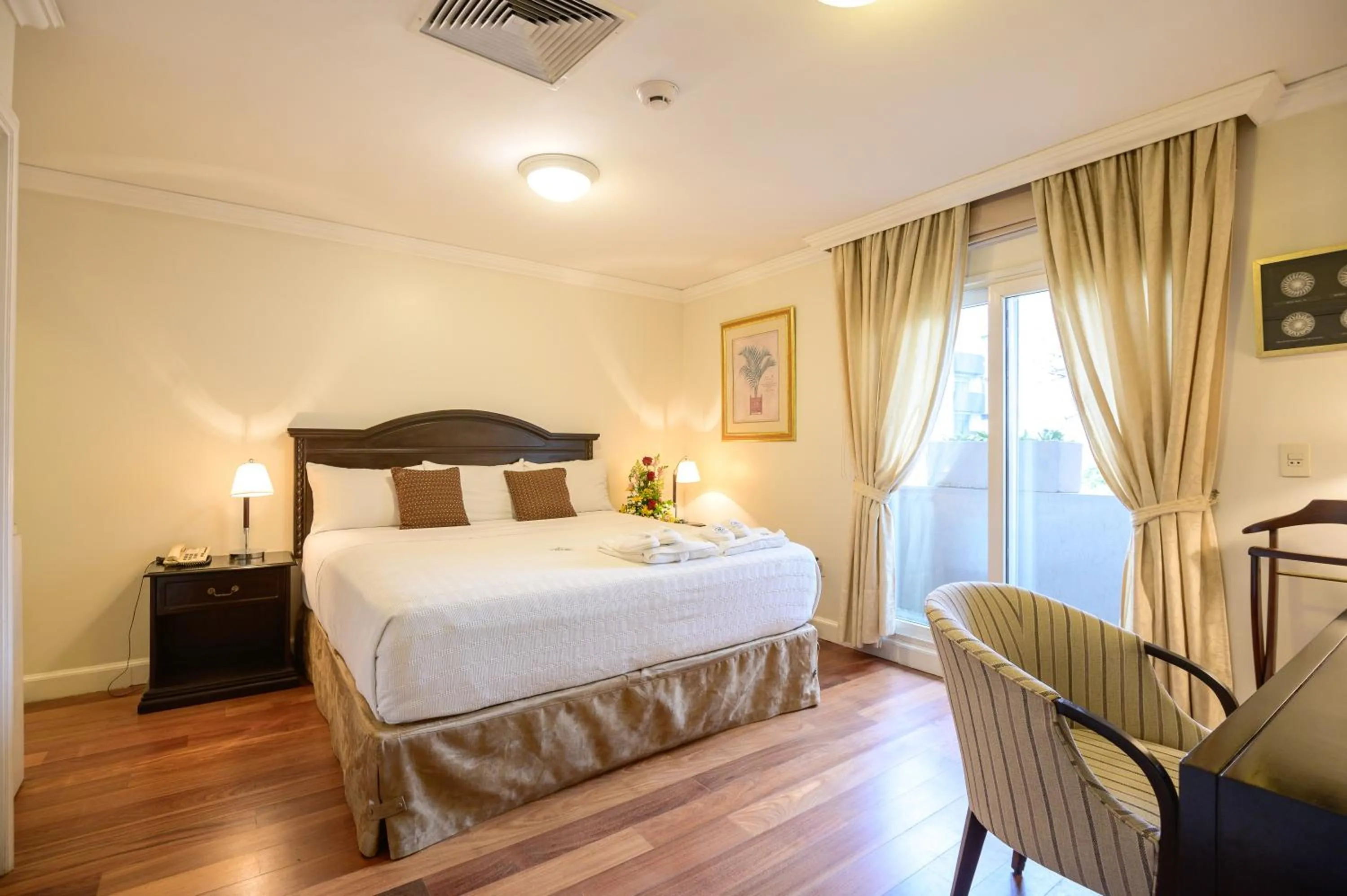 Bedroom, Bed in Hotel Villa Morra Suites